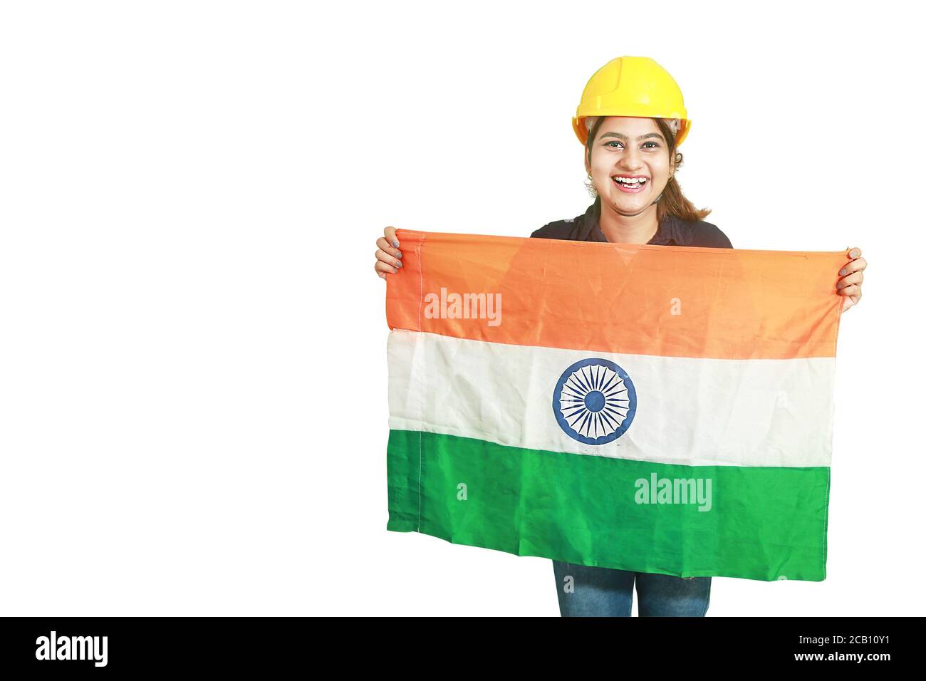 Junge indische tausendjährige Ingenieurin hält indische tricolor Flagge mit Lächeln und zeigt Patriotismus, republiktag oder Unabhängigkeitstag Konzept isola Stockfoto