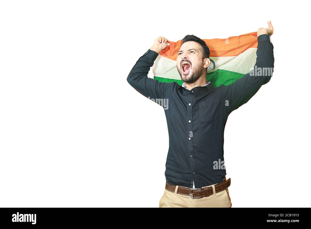 Fröhlich gut aussehender junger indischer Mann winkt indische Flagge schreit vor Aufregung, feiert republic Tag oder Unabhängigkeitstag, isoliert auf weißem Hintergro Stockfoto