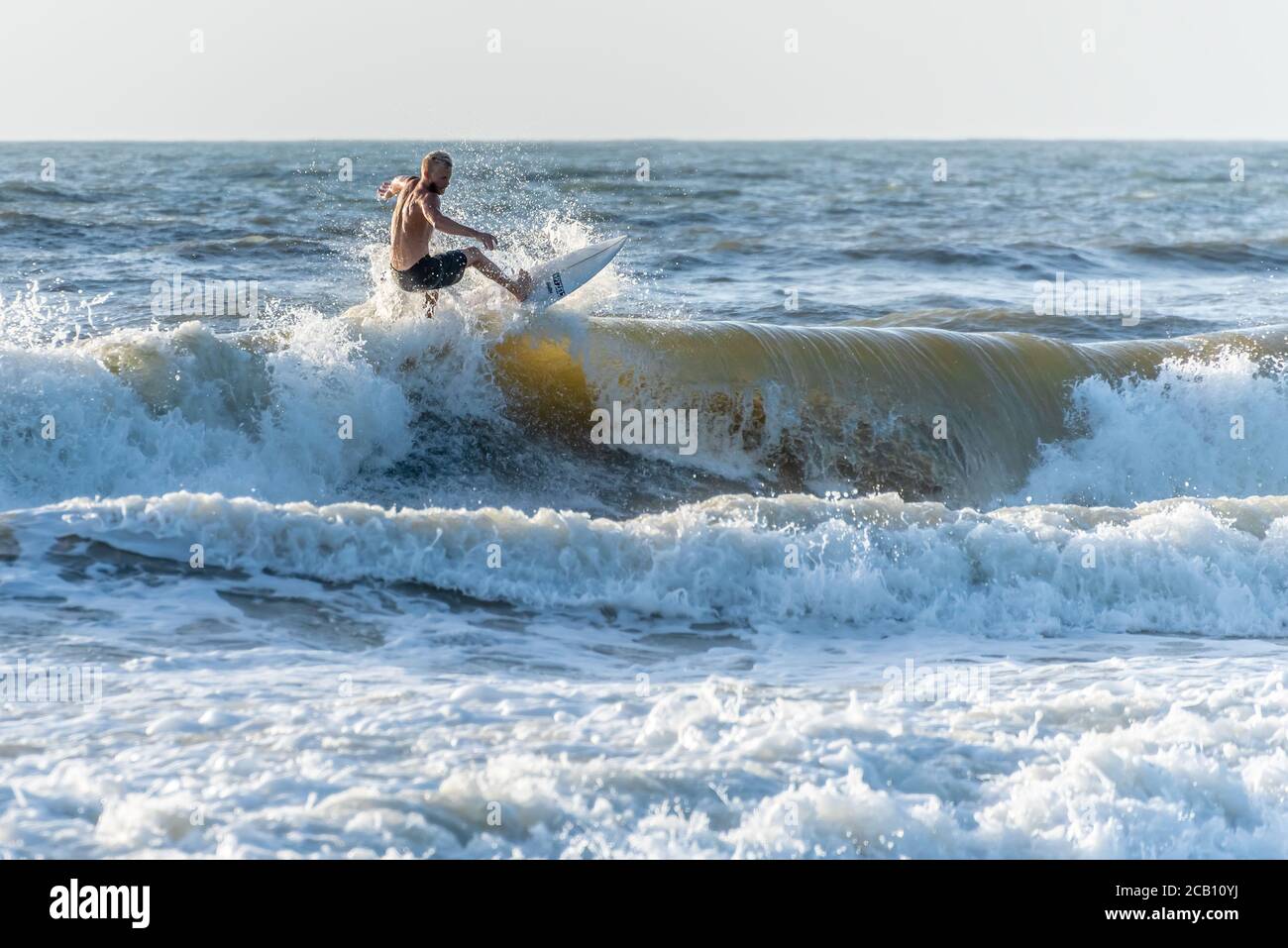 Surfer genießen eine morgendliche Surf-Session am Jacksonville Beach, Florida. (USA) Stockfoto