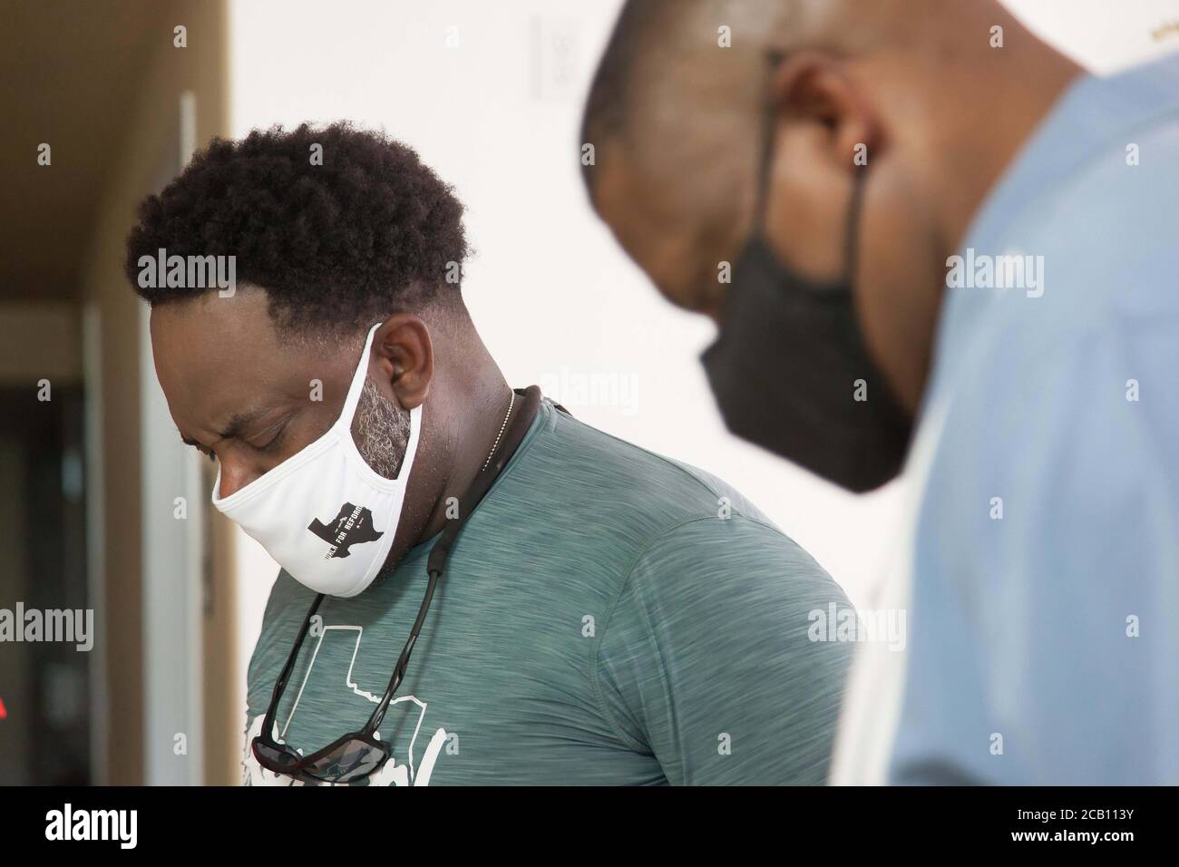 Ft Worth, TX, USA. August 2020. 9. August 2020: Leon Reed, Jr, sein Minister und seine Freunde beten, bevor er sich auf einen 200 Meilen Spaziergang von Ft Worth nach Austin, TX, macht, um einen Brief zu überbringen und seine Gedanken über die Polizeireform mit Gov zu besprechen. Greg Abbott. Da er nicht sicher ist, wann er ankommen wird, hat er noch kein Treffen mit dem Gouverneur eingerichtet. Abbott, und er hofft, dass der Gouverneur ihn sehen wird. Leon ist seit 16 Jahren Strafverteidiger in Ft Worth und hofft, dass seine Ideen zu Veränderungen führen werden. Der Name seines Spaziergangs heißt Walk for Reform. Kredit: Leslie Spurlock/ZUMA Wire/Alamy Live Nachrichten Stockfoto