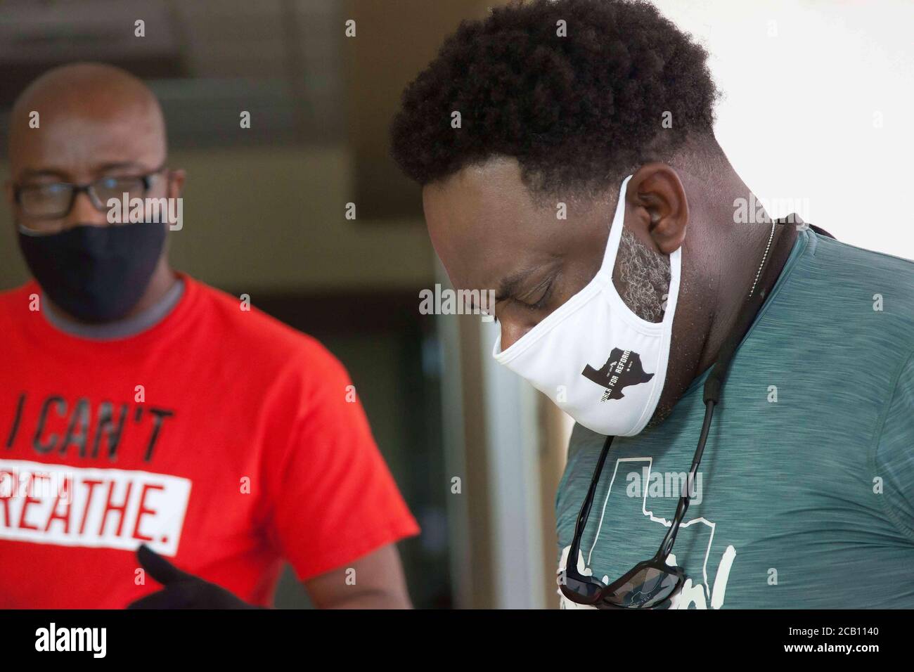 Ft Worth, TX, USA. August 2020. 9. August 2020: Leon Reed, Jr, sein Minister und seine Freunde beten, bevor er sich auf einen 200 Meilen Spaziergang von Ft Worth nach Austin, TX, macht, um einen Brief zu überbringen und seine Gedanken über die Polizeireform mit Gov zu besprechen. Greg Abbott. Da er nicht sicher ist, wann er ankommen wird, hat er noch kein Treffen mit dem Gouverneur eingerichtet. Abbott, und er hofft, dass der Gouverneur ihn sehen wird. Leon ist seit 16 Jahren Strafverteidiger in Ft Worth und hofft, dass seine Ideen zu Veränderungen führen werden. Der Name seines Spaziergangs heißt Walk for Reform. Kredit: Leslie Spurlock/ZUMA Wire/Alamy Live Nachrichten Stockfoto