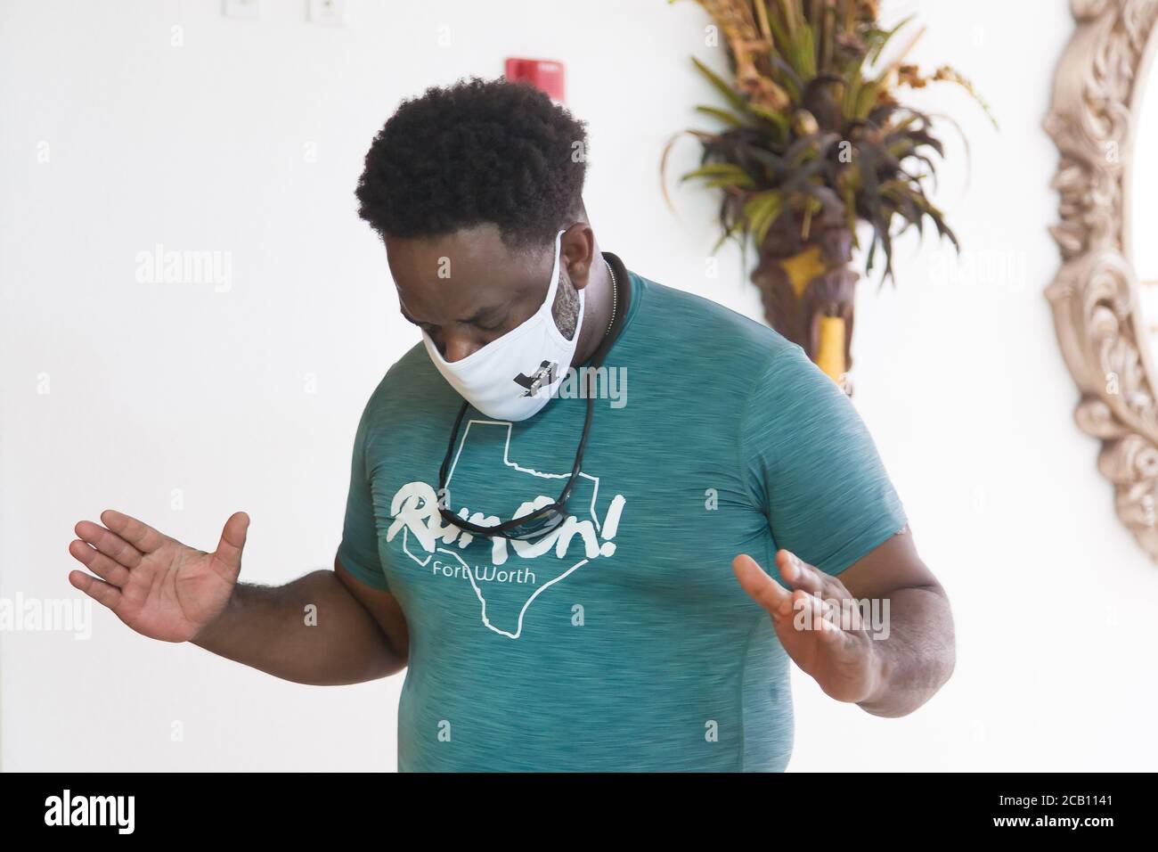 Ft Worth, TX, USA. August 2020. 9. August 2020: Leon Reed, Jr, sein Minister und seine Freunde beten, bevor er sich auf einen 200 Meilen Spaziergang von Ft Worth nach Austin, TX, macht, um einen Brief zu überbringen und seine Gedanken über die Polizeireform mit Gov zu besprechen. Greg Abbott. Da er nicht sicher ist, wann er ankommen wird, hat er noch kein Treffen mit dem Gouverneur eingerichtet. Abbott, und er hofft, dass der Gouverneur ihn sehen wird. Leon ist seit 16 Jahren Strafverteidiger in Ft Worth und hofft, dass seine Ideen zu Veränderungen führen werden. Der Name seines Spaziergangs heißt Walk for Reform. Kredit: Leslie Spurlock/ZUMA Wire/Alamy Live Nachrichten Stockfoto