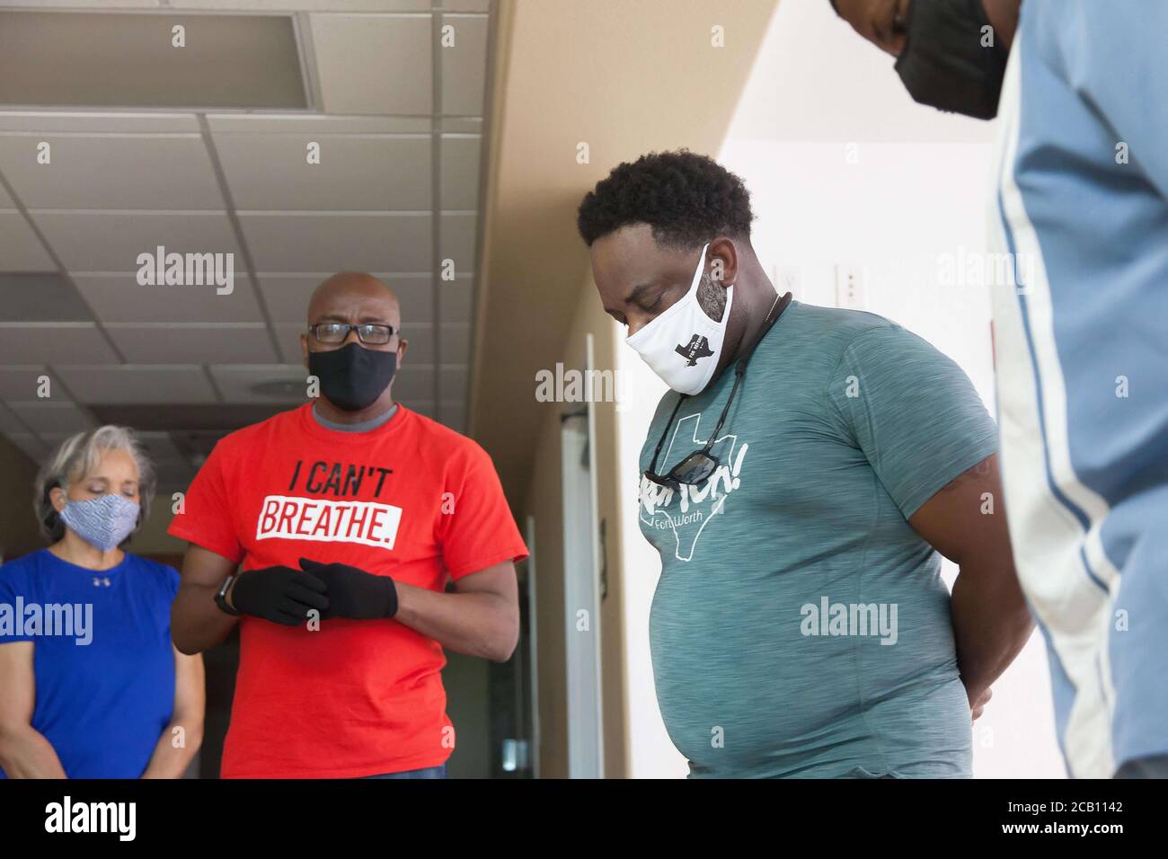 Ft Worth, TX, USA. August 2020. 9. August 2020: Leon Reed, Jr, sein Minister und seine Freunde beten, bevor er sich auf einen 200 Meilen Spaziergang von Ft Worth nach Austin, TX, macht, um einen Brief zu überbringen und seine Gedanken über die Polizeireform mit Gov zu besprechen. Greg Abbott. Da er nicht sicher ist, wann er ankommen wird, hat er noch kein Treffen mit dem Gouverneur eingerichtet. Abbott, und er hofft, dass der Gouverneur ihn sehen wird. Leon ist seit 16 Jahren Strafverteidiger in Ft Worth und hofft, dass seine Ideen zu Veränderungen führen werden. Der Name seines Spaziergangs heißt Walk for Reform. Kredit: Leslie Spurlock/ZUMA Wire/Alamy Live Nachrichten Stockfoto