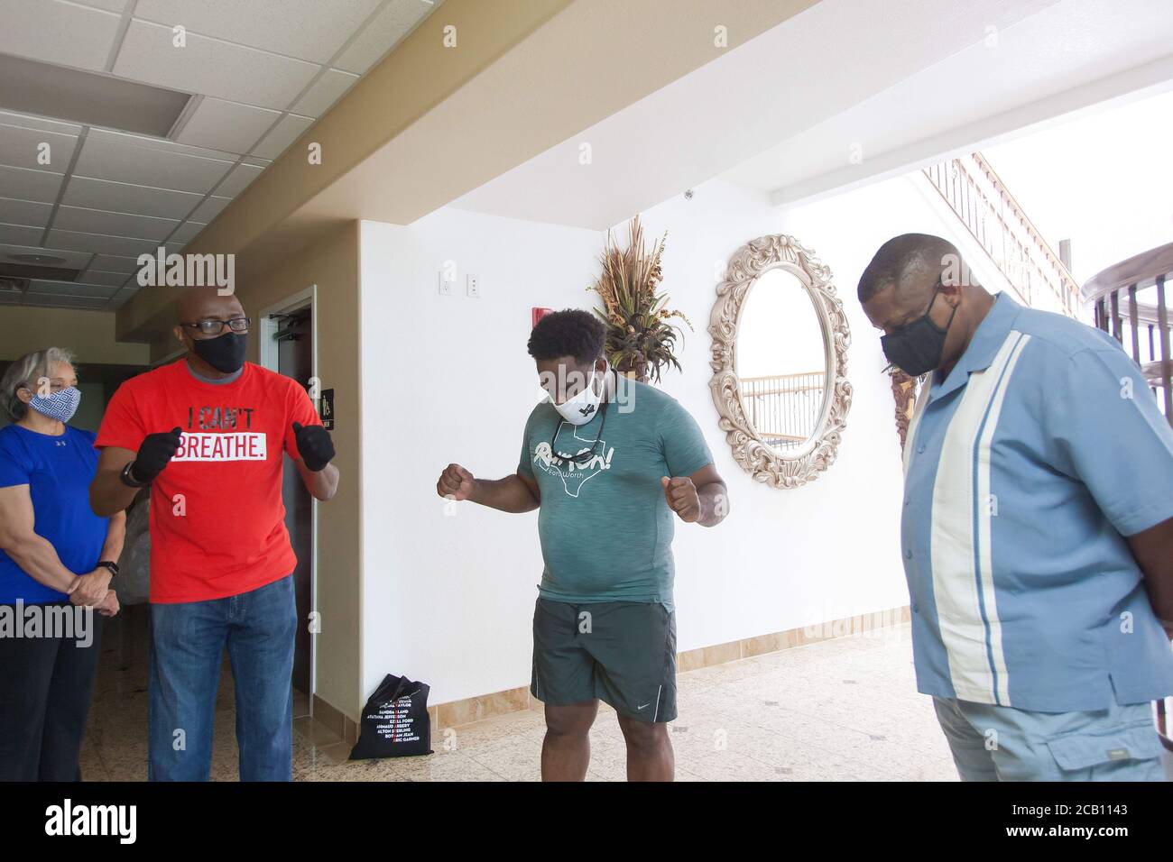 Ft Worth, TX, USA. August 2020. 9. August 2020: Leon Reed, Jr, sein Minister und seine Freunde beten, bevor er sich auf einen 200 Meilen Spaziergang von Ft Worth nach Austin, TX, macht, um einen Brief zu überbringen und seine Gedanken über die Polizeireform mit Gov zu besprechen. Greg Abbott. Da er nicht sicher ist, wann er ankommen wird, hat er noch kein Treffen mit dem Gouverneur eingerichtet. Abbott, und er hofft, dass der Gouverneur ihn sehen wird. Leon ist seit 16 Jahren Strafverteidiger in Ft Worth und hofft, dass seine Ideen zu Veränderungen führen werden. Der Name seines Spaziergangs heißt Walk for Reform. Kredit: Leslie Spurlock/ZUMA Wire/Alamy Live Nachrichten Stockfoto