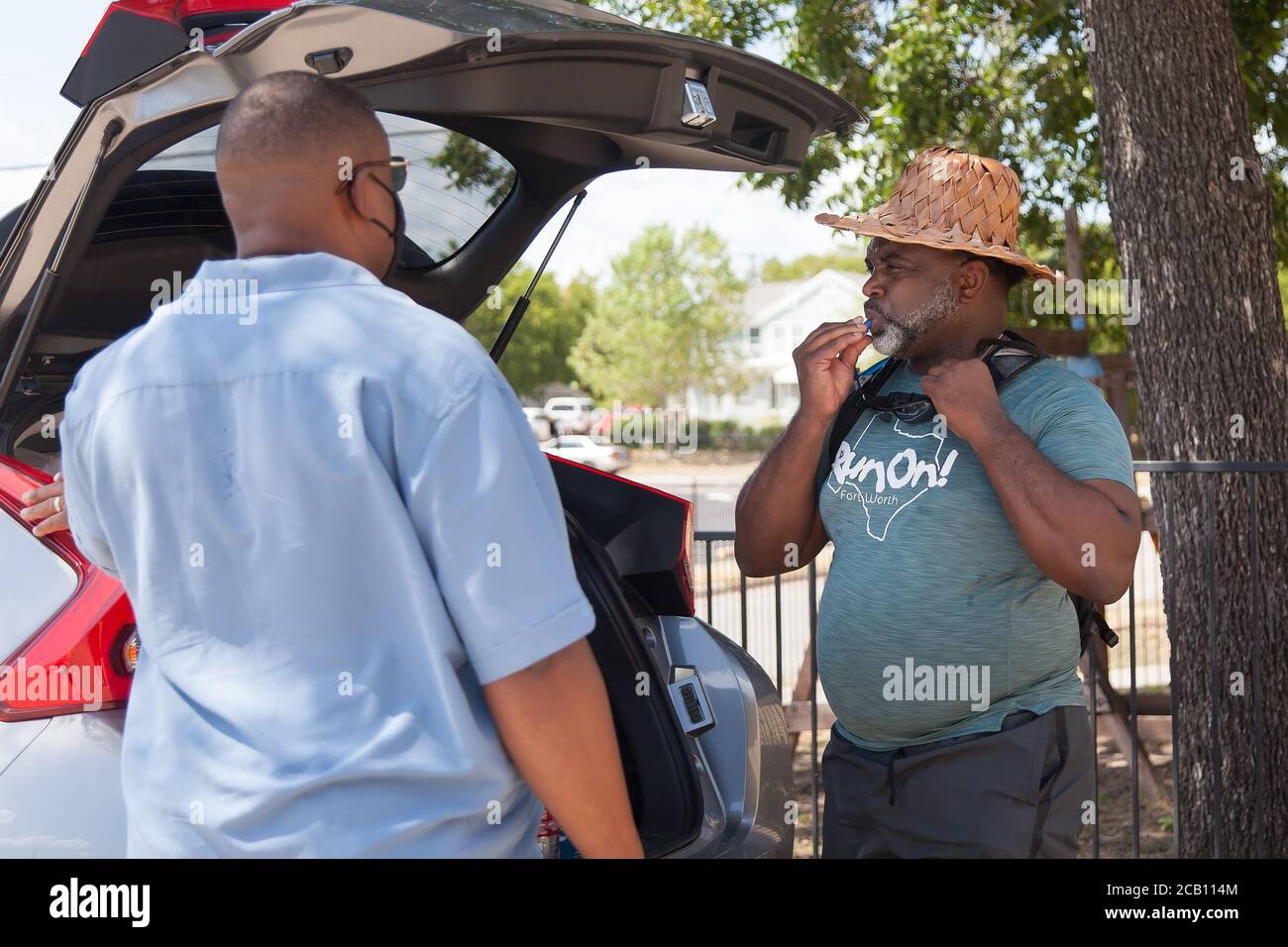 Ft Worth, TX, USA. August 2020. 9. August 2020: Leon Reed, Jr. nimmt einen Schluck Wasser, bevor er sich auf einen 200 Meilen Spaziergang von Ft Worth nach Austin, TX, macht, um einen Brief zu überbringen und seine Gedanken zur Polizeireform mit Gov zu besprechen. Greg Abbott. Da er nicht sicher ist, wann er ankommen wird, hat er noch kein Treffen mit dem Gouverneur eingerichtet. Abbott, und er hofft, dass der Gouverneur ihn sehen wird. Leon ist seit 16 Jahren Strafverteidiger in Ft Worth und hofft, dass seine Ideen zu Veränderungen führen werden. Der Name seines Spaziergangs heißt Walk for Reform. Kredit: Leslie Spurlock/ZUMA Wire/Alamy Live Nachrichten Stockfoto