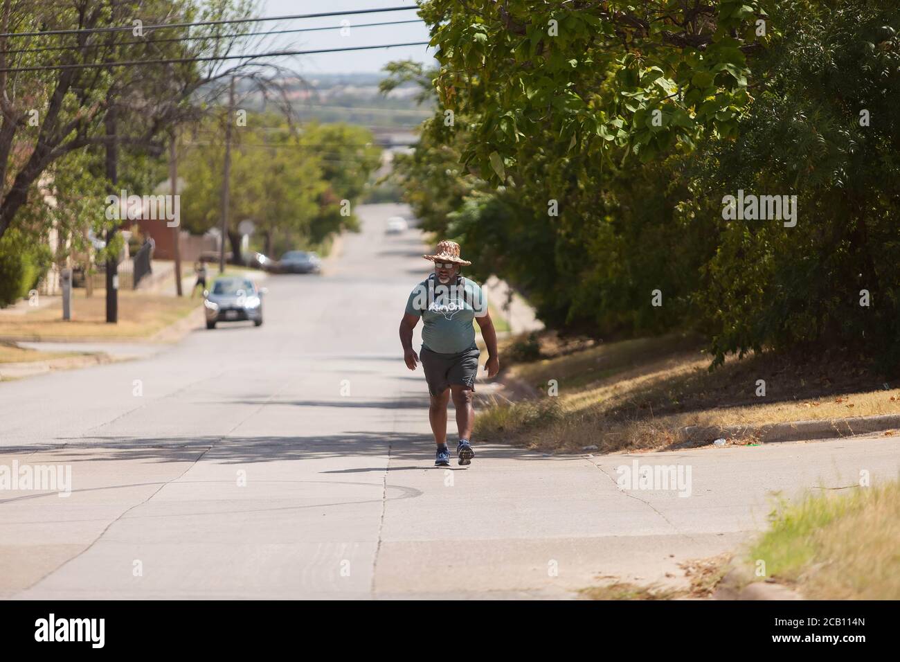 Ft Worth, TX, USA. August 2020. 9. August 2020: Leon Reed, Jr. macht sich von seiner Kirche auf einen 200 Meilen Spaziergang von Ft Worth nach Austin, TX, um einen Brief zu überbringen und seine Gedanken über die Polizeireform mit Gov zu besprechen. Greg Abbott. Da er nicht sicher ist, wann er ankommen wird, hat er noch kein Treffen mit dem Gouverneur eingerichtet. Abbott, und er hofft, dass der Gouverneur ihn sehen wird. Leon ist seit 16 Jahren Strafverteidiger in Ft Worth und hofft, dass seine Ideen zu Veränderungen führen werden. Der Name seines Spaziergangs heißt Walk for Reform. Kredit: Leslie Spurlock/ZUMA Wire/Alamy Live Nachrichten Stockfoto