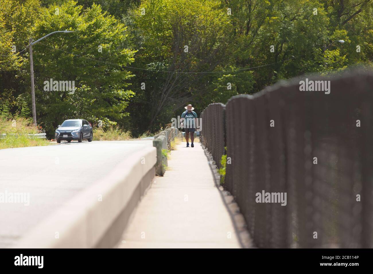 Ft Worth, TX, USA. August 2020. 9. August 2020: Leon Reed, Jr. beginnt den ersten Teil seines 200 Meilen langen Spaziergangs von Ft Worth nach Austin, TX, um einen Brief zu überreichen und seine Gedanken zur Polizeireform mit Gov zu besprechen. Greg Abbott. Da er nicht sicher ist, wann er ankommen wird, hat er noch kein Treffen mit dem Gouverneur eingerichtet. Abbott, und er hofft, dass der Gouverneur ihn sehen wird. Leon ist seit 16 Jahren Strafverteidiger in Ft Worth und hofft, dass seine Ideen zu Veränderungen führen werden. Der Name seines Spaziergangs heißt Walk for Reform. Kredit: Leslie Spurlock/ZUMA Wire/Alamy Live Nachrichten Stockfoto