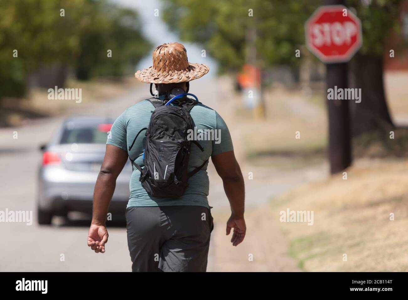 Ft Worth, TX, USA. August 2020. 9. August 2020: Leon Reed, Jr. macht sich von seiner Kirche auf einen 200 Meilen Spaziergang von Ft Worth nach Austin, TX, um einen Brief zu überbringen und seine Gedanken über die Polizeireform mit Gov zu besprechen. Greg Abbott. Da er nicht sicher ist, wann er ankommen wird, hat er noch kein Treffen mit dem Gouverneur eingerichtet. Abbott, und er hofft, dass der Gouverneur ihn sehen wird. Leon ist seit 16 Jahren Strafverteidiger in Ft Worth und hofft, dass seine Ideen zu Veränderungen führen werden. Der Name seines Spaziergangs heißt Walk for Reform. Kredit: Leslie Spurlock/ZUMA Wire/Alamy Live Nachrichten Stockfoto