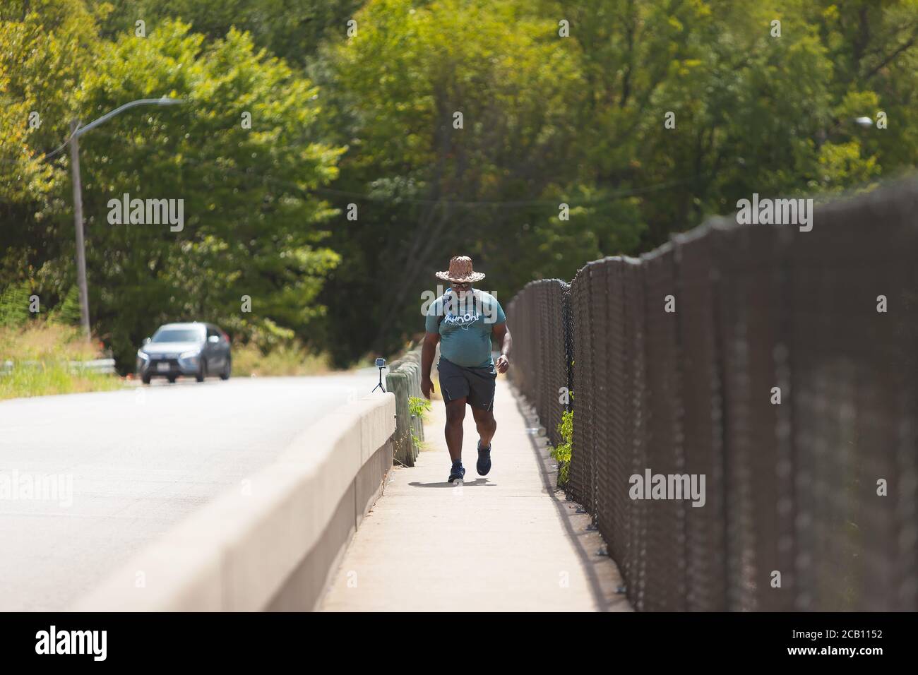 Ft Worth, TX, USA. August 2020. 9. August 2020: Leon Reed, Jr. beginnt den ersten Teil seines 200 Meilen langen Spaziergangs von Ft Worth nach Austin, TX, um einen Brief zu überreichen und seine Gedanken zur Polizeireform mit Gov zu besprechen. Greg Abbott. Da er nicht sicher ist, wann er ankommen wird, hat er noch kein Treffen mit dem Gouverneur eingerichtet. Abbott, und er hofft, dass der Gouverneur ihn sehen wird. Leon ist seit 16 Jahren Strafverteidiger in Ft Worth und hofft, dass seine Ideen zu Veränderungen führen werden. Der Name seines Spaziergangs heißt Walk for Reform. Kredit: Leslie Spurlock/ZUMA Wire/Alamy Live Nachrichten Stockfoto