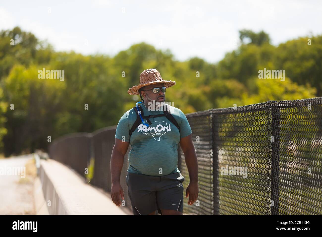 Ft Worth, TX, USA. August 2020. 9. August 2020: Leon Reed, Jr. beginnt den ersten Teil seines 200 Meilen langen Spaziergangs von Ft Worth nach Austin, TX, um einen Brief zu überreichen und seine Gedanken zur Polizeireform mit Gov zu besprechen. Greg Abbott. Da er nicht sicher ist, wann er ankommen wird, hat er noch kein Treffen mit dem Gouverneur eingerichtet. Abbott, und er hofft, dass der Gouverneur ihn sehen wird. Leon ist seit 16 Jahren Strafverteidiger in Ft Worth und hofft, dass seine Ideen zu Veränderungen führen werden. Der Name seines Spaziergangs heißt Walk for Reform. Kredit: Leslie Spurlock/ZUMA Wire/Alamy Live Nachrichten Stockfoto