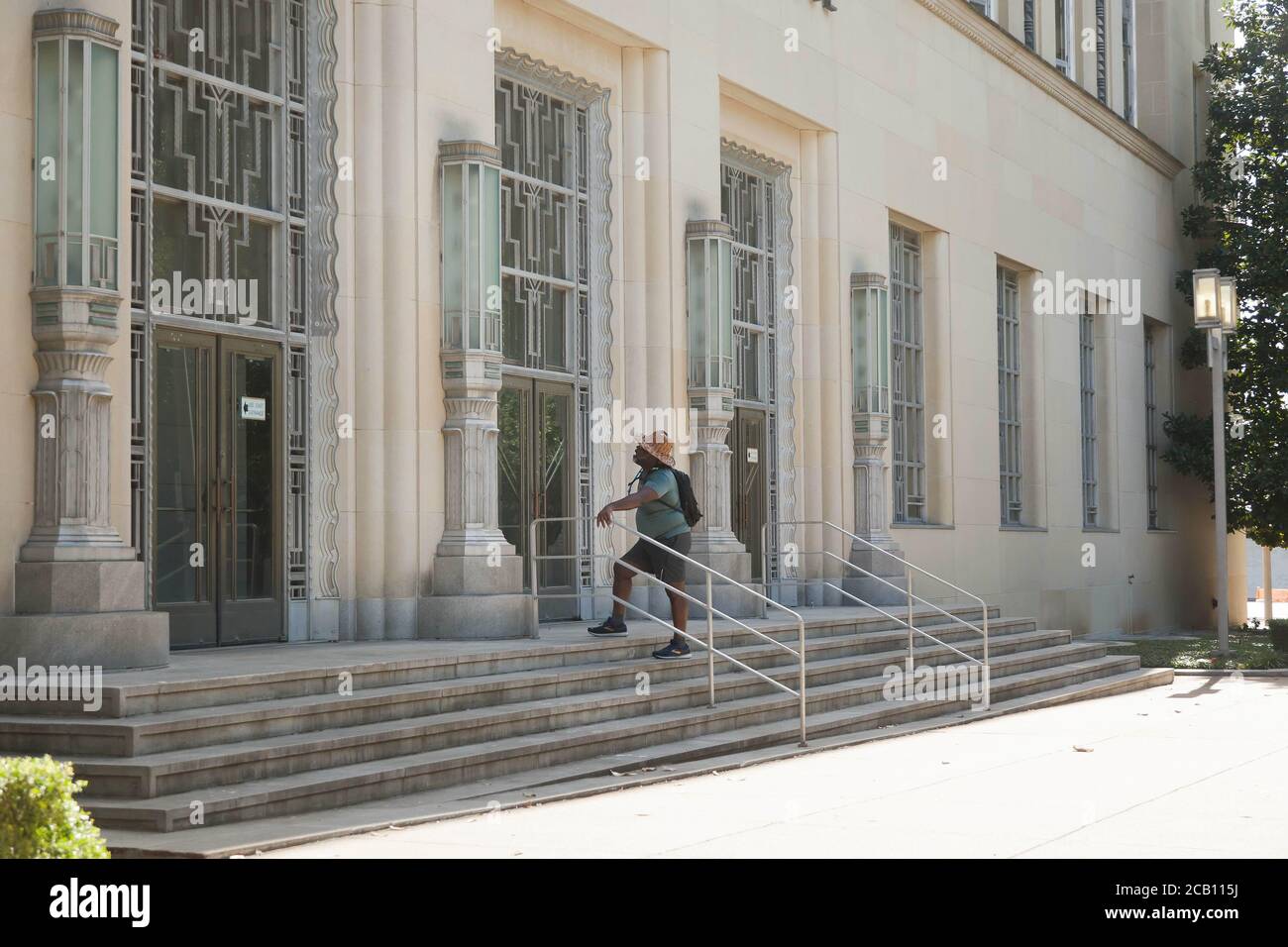 Ft Worth, TX, USA. August 2020. 9. August 2020: Leon Reed, Jr. kommt am Bundesgericht an, wo er viele Stunden als Strafverteidiger verbrachte. Dies ist die erste Station seiner 200 Meile zu Fuß von Ft Worth nach Austin, TX, um einen Brief zu liefern und seine Gedanken über die Polizeireform mit Gouverneur zu diskutieren. Greg Abbott. Da er nicht sicher ist, wann er ankommen wird, hat er noch kein Treffen mit dem Gouverneur eingerichtet. Abbott, und er hofft, dass der Gouverneur ihn sehen wird. Leon ist seit 16 Jahren Strafverteidiger in Ft Worth und hofft, dass seine Ideen zu Veränderungen führen werden. Der Name seines Spaziergangs heißt Walk for R Stockfoto