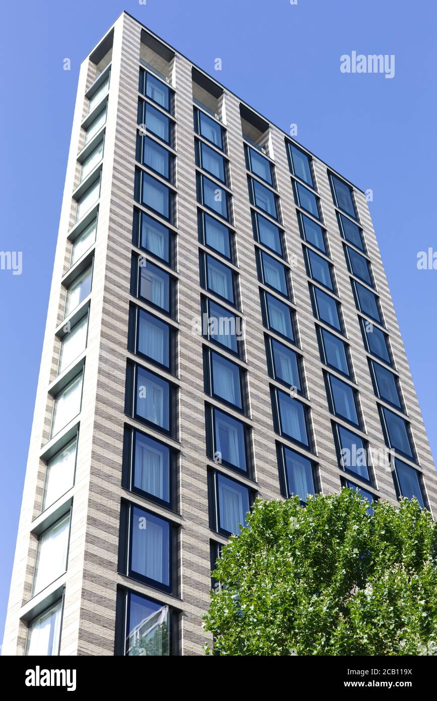Hoher dünner Apartmentblock in London Stockfoto