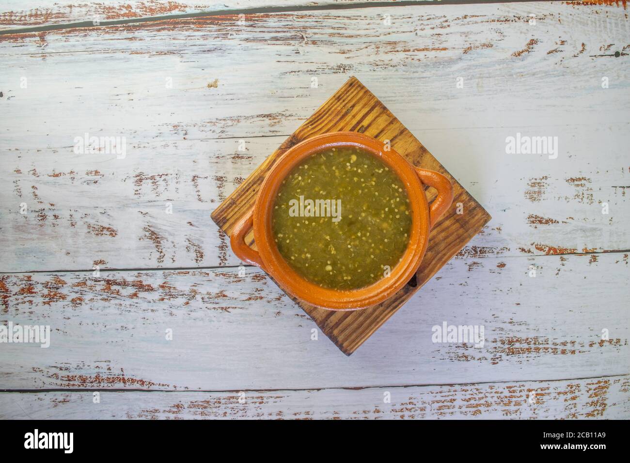 Blick von oben auf mexikanische grüne Sauce in Tontopf Stockfoto