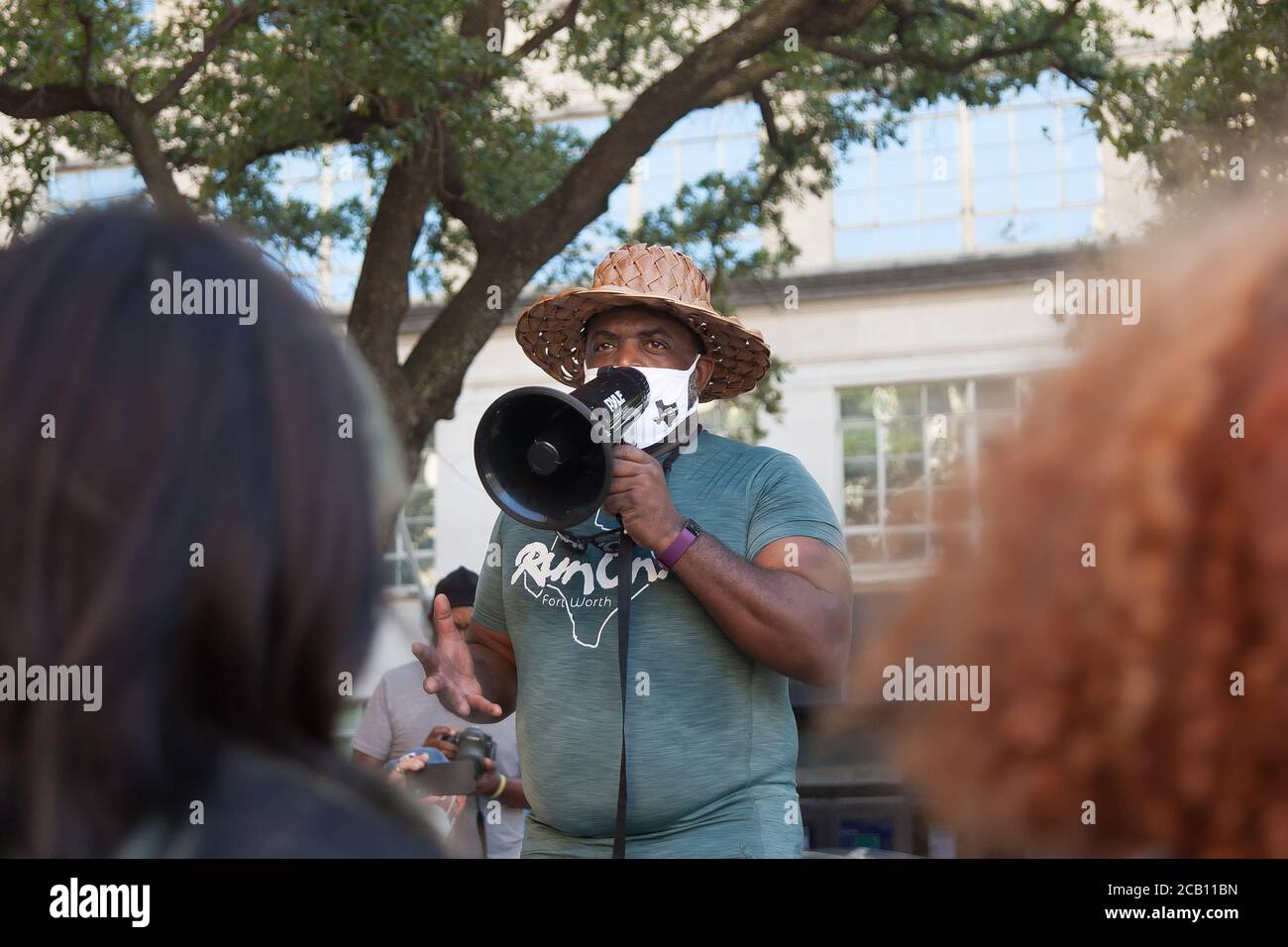 Ft Worth, TX, USA. August 2020. 9. August 2020: Leon Reed, Jr. kommt am Rathaus an, wo er offiziell den Walk for Reform startet. Er lädt alle, die das wollen, ein, mit ihm zu seinem nächsten Halt zu gehen, dem Atatiana Jefferson Wandbild. Heute ist die erste Etappe eines 200 Meilen Spaziergang von Ft Worth nach Austin, TX, um einen Brief zu liefern und seine Gedanken über die Polizeireform mit Gov zu diskutieren. Greg Abbott. Da er nicht sicher ist, wann er ankommen wird, hat er noch kein Treffen mit dem Gouverneur eingerichtet. Abbott, und er hofft, dass der Gouverneur ihn sehen wird. Leon ist seit 16 Jahren Strafverteidiger in Ft Worth und Stockfoto