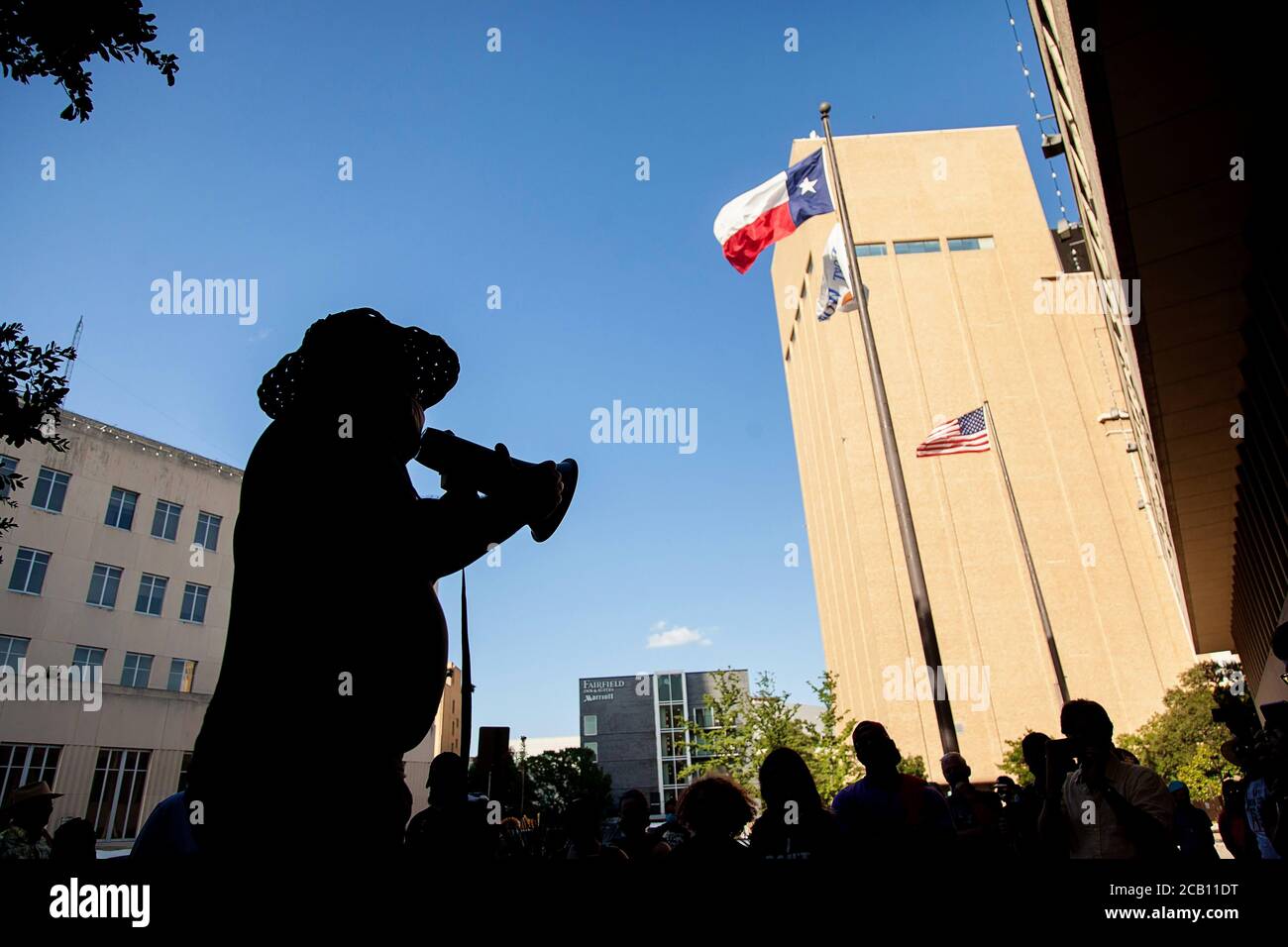 Ft Worth, TX, USA. August 2020. 9. August 2020: Leon Reed, Jr. kommt am Rathaus an, wo er offiziell den Walk for Reform startet. Er lädt alle, die das wollen, ein, mit ihm zu seinem nächsten Halt zu gehen, dem Atatiana Jefferson Wandbild. Heute ist die erste Etappe eines 200 Meilen Spaziergang von Ft Worth nach Austin, TX, um einen Brief zu liefern und seine Gedanken über die Polizeireform mit Gov zu diskutieren. Greg Abbott. Da er nicht sicher ist, wann er ankommen wird, hat er noch kein Treffen mit dem Gouverneur eingerichtet. Abbott, und er hofft, dass der Gouverneur ihn sehen wird. Leon ist seit 16 Jahren Strafverteidiger in Ft Worth und Stockfoto