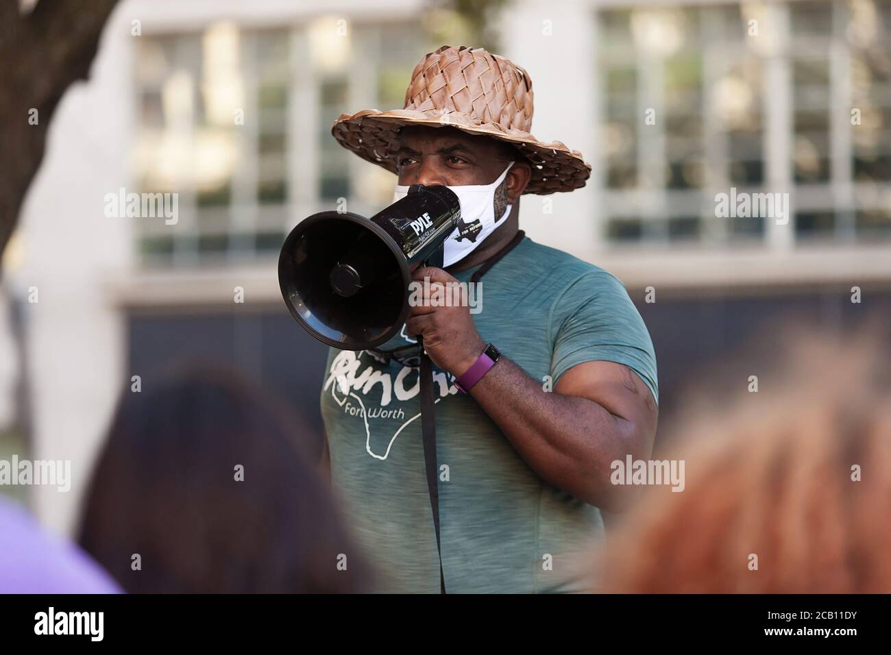 Ft Worth, TX, USA. August 2020. 9. August 2020: Leon Reed, Jr. kommt am Rathaus an, wo er offiziell den Walk for Reform startet. Er lädt alle, die das wollen, ein, mit ihm zu seinem nächsten Halt zu gehen, dem Atatiana Jefferson Wandbild. Heute ist die erste Etappe eines 200 Meilen Spaziergang von Ft Worth nach Austin, TX, um einen Brief zu liefern und seine Gedanken über die Polizeireform mit Gov zu diskutieren. Greg Abbott. Da er nicht sicher ist, wann er ankommen wird, hat er noch kein Treffen mit dem Gouverneur eingerichtet. Abbott, und er hofft, dass der Gouverneur ihn sehen wird. Leon ist seit 16 Jahren Strafverteidiger in Ft Worth und Stockfoto