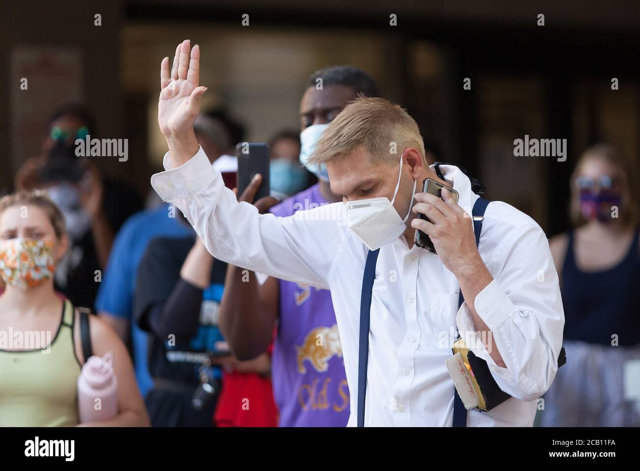 Ft Worth, TX, USA. August 2020. 9. August 2020: Ein Mann hebt seine Hand in die Luft, als Leon Reed, Jr. im Rathaus in Ft Worth spricht. Heute ist die erste Etappe eines 200 Meilen Spaziergang von Ft Worth nach Austin, TX, um einen Brief zu liefern und seine Gedanken über die Polizeireform mit Gov zu diskutieren. Greg Abbott. Da er nicht sicher ist, wann er ankommen wird, hat er noch kein Treffen mit dem Gouverneur eingerichtet. Abbott, und er hofft, dass der Gouverneur ihn sehen wird. Leon ist seit 16 Jahren Strafverteidiger in Ft Worth und hofft, dass seine Ideen zu Veränderungen führen werden. Kredit: Leslie Spurlock/ZUMA Wire/Alamy Live Nachrichten Stockfoto