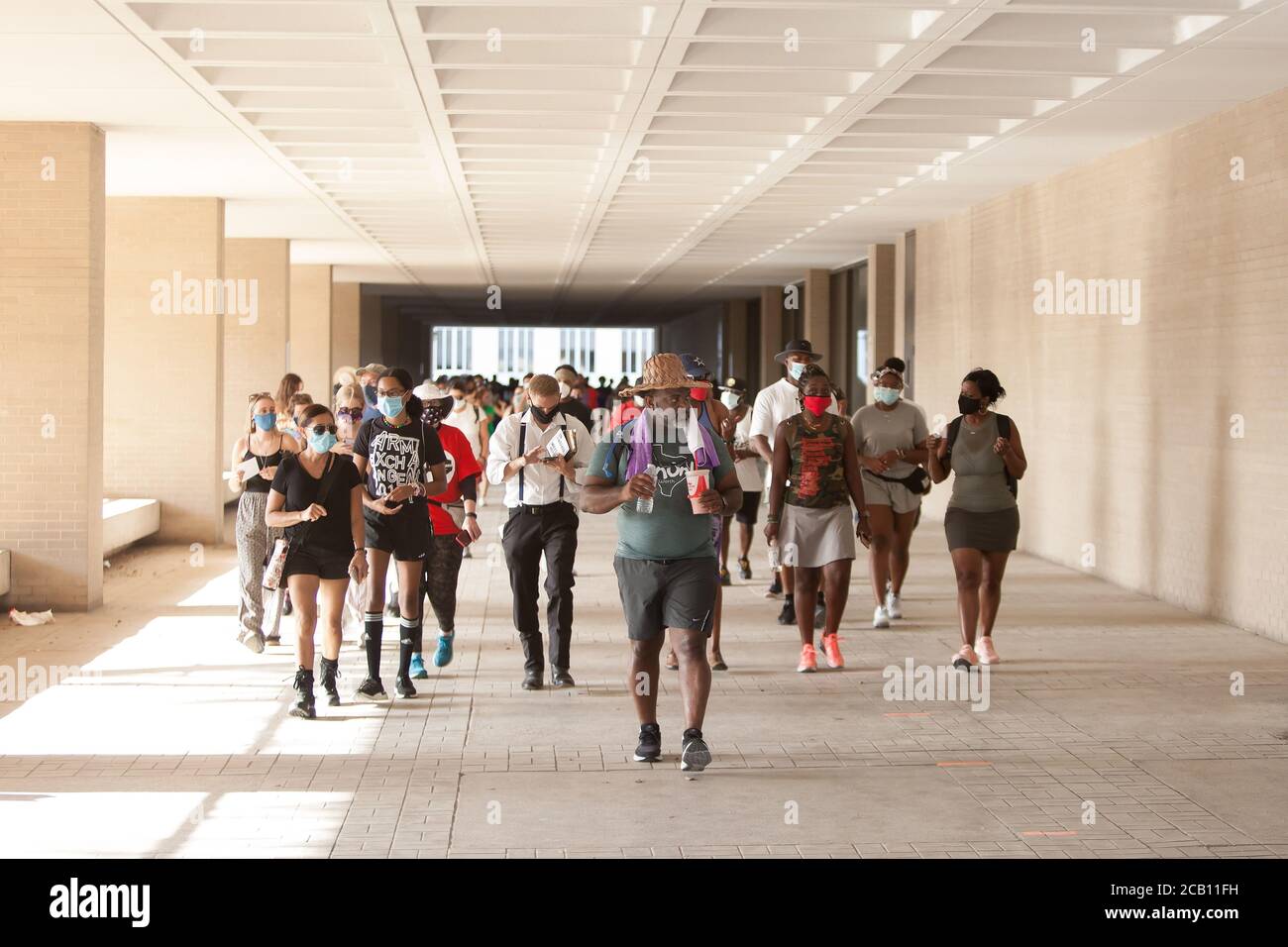 Ft Worth, TX, USA. August 2020. 9. August 2020: Eine Gruppe von Leuten geht mit Leon Reed, Jr. vom Rathaus zum Atatiana Jefferson Wandbild. Heute ist die erste Etappe Leon's 200 Meile zu Fuß von Ft Worth nach Austin, TX, um einen Brief zu liefern und seine Gedanken über die Polizeireform mit Gov zu diskutieren. Greg Abbott. Da er nicht sicher ist, wann er ankommen wird, hat er noch kein Treffen mit dem Gouverneur eingerichtet. Abbott, und er hofft, dass der Gouverneur ihn sehen wird. Leon ist seit 16 Jahren Strafverteidiger in Ft Worth und hofft, dass seine Ideen zu Veränderungen führen werden. Kredit: Leslie Spurlock/ZUMA Wire/Alamy Live Nachrichten Stockfoto