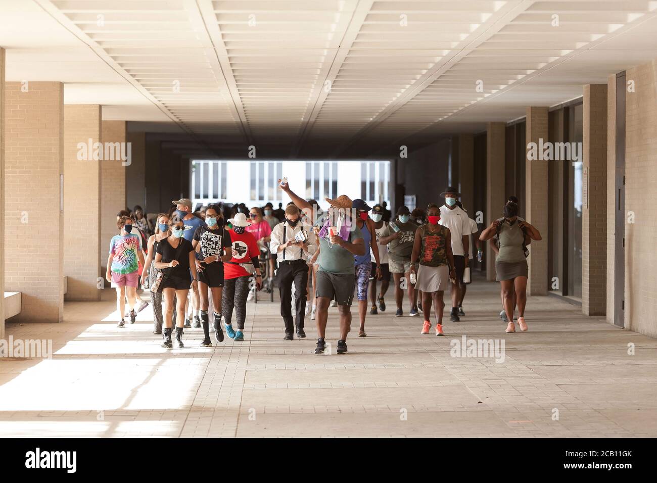 Ft Worth, TX, USA. August 2020. 9. August 2020: Eine Gruppe von Leuten geht mit Leon Reed, Jr. vom Rathaus zum Atatiana Jefferson Wandbild. Heute ist die erste Etappe Leon's 200 Meile zu Fuß von Ft Worth nach Austin, TX, um einen Brief zu liefern und seine Gedanken über die Polizeireform mit Gov zu diskutieren. Greg Abbott. Da er nicht sicher ist, wann er ankommen wird, hat er noch kein Treffen mit dem Gouverneur eingerichtet. Abbott, und er hofft, dass der Gouverneur ihn sehen wird. Leon ist seit 16 Jahren Strafverteidiger in Ft Worth und hofft, dass seine Ideen zu Veränderungen führen werden. Kredit: Leslie Spurlock/ZUMA Wire/Alamy Live Nachrichten Stockfoto