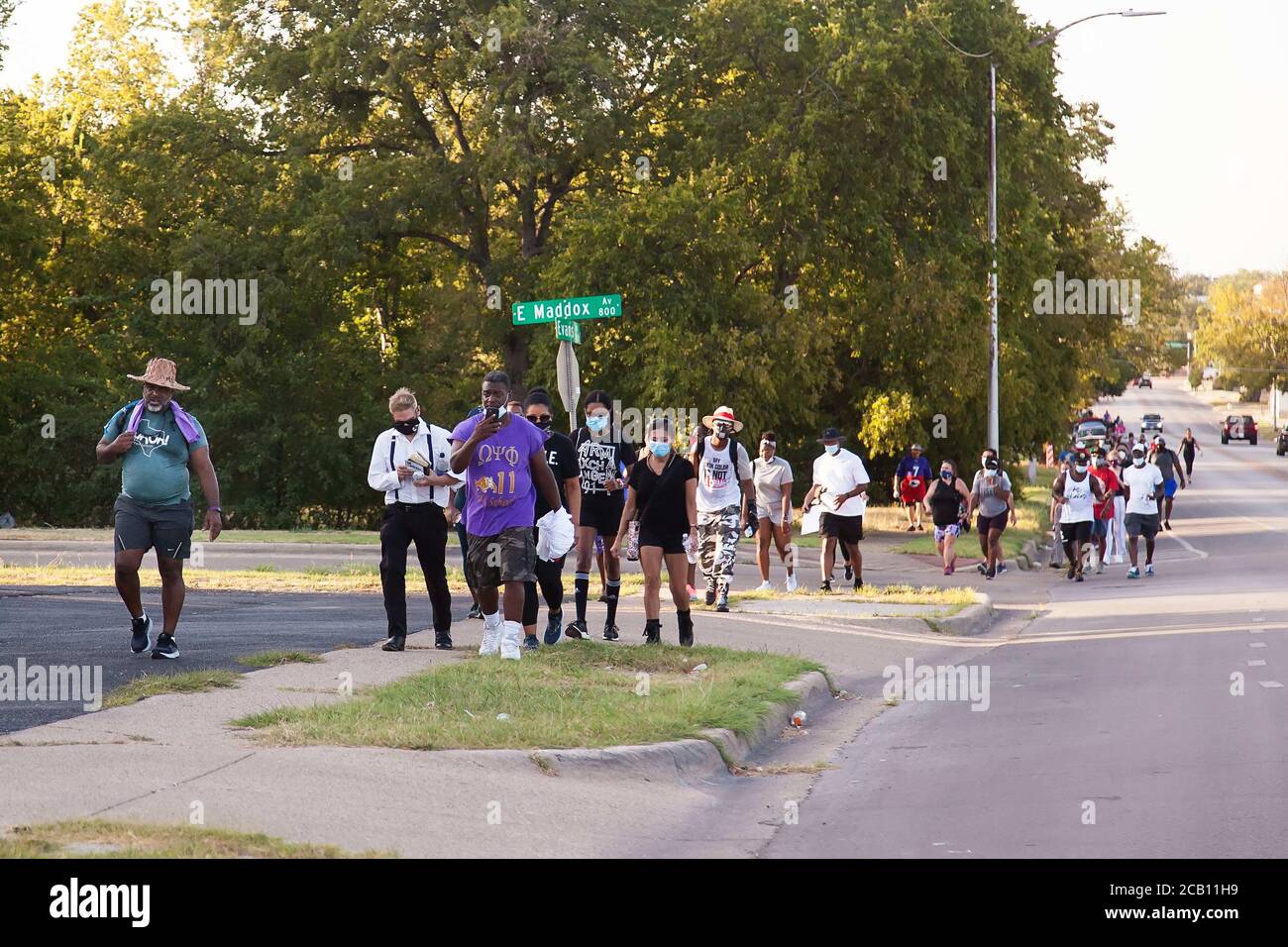 Ft Worth, TX, USA. August 2020. 9. August 2020: Eine Gruppe von Leuten geht mit Leon Reed, Jr. vom Rathaus zum Atatiana Jefferson Wandbild. Heute ist die erste Etappe Leon's 200 Meile zu Fuß von Ft Worth nach Austin, TX, um einen Brief zu liefern und seine Gedanken über die Polizeireform mit Gov zu diskutieren. Greg Abbott. Da er nicht sicher ist, wann er ankommen wird, hat er noch kein Treffen mit dem Gouverneur eingerichtet. Abbott, und er hofft, dass der Gouverneur ihn sehen wird. Leon ist seit 16 Jahren Strafverteidiger in Ft Worth und hofft, dass seine Ideen zu Veränderungen führen werden. Kredit: Leslie Spurlock/ZUMA Wire/Alamy Live Nachrichten Stockfoto