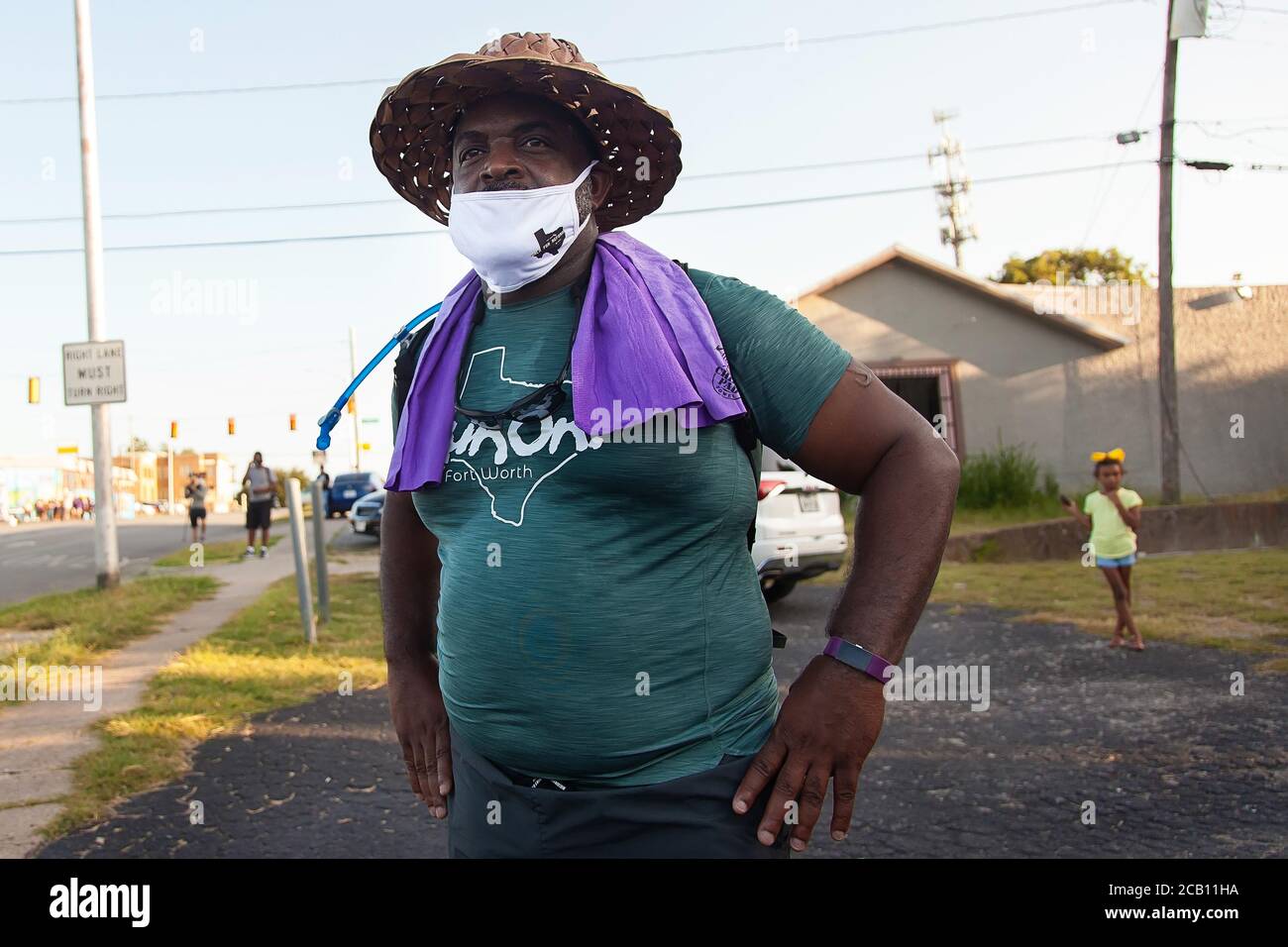 Ft Worth, TX, USA. August 2020. 9. August 2020: Leon Reed, Jr. kommt am Atatiana Jefferson Wandbild an. Heute ist die erste Etappe Leon's 200 Meile zu Fuß von Ft Worth nach Austin, TX, um einen Brief zu liefern und seine Gedanken über die Polizeireform mit Gov zu diskutieren. Greg Abbott. Da er nicht sicher ist, wann er ankommen wird, hat er noch kein Treffen mit dem Gouverneur eingerichtet. Abbott, und er hofft, dass der Gouverneur ihn sehen wird. Leon ist seit 16 Jahren Strafverteidiger in Ft Worth und hofft, dass seine Ideen zu Veränderungen führen werden. Kredit: Leslie Spurlock/ZUMA Wire/Alamy Live Nachrichten Stockfoto