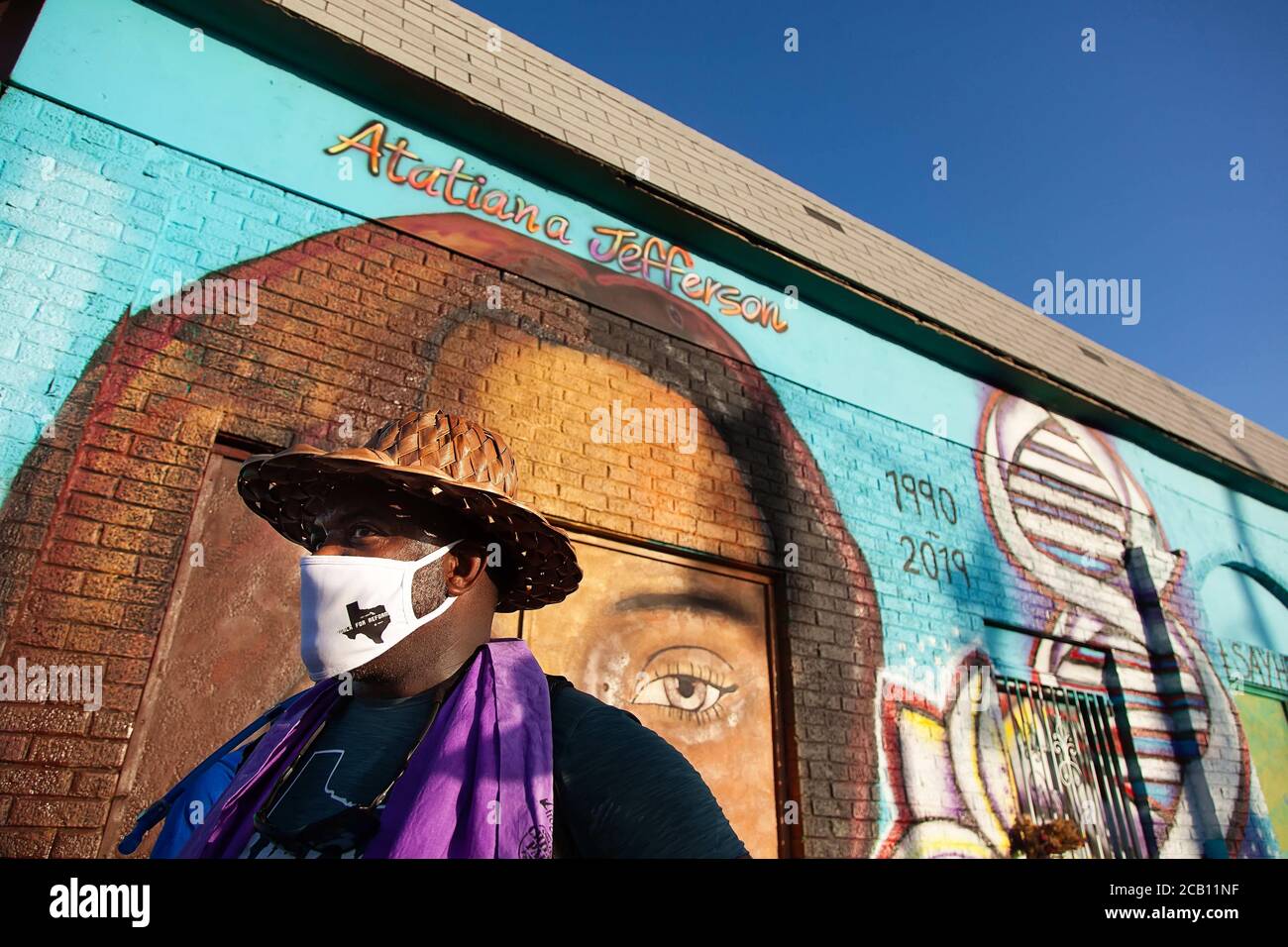 Ft Worth, TX, USA. August 2020. 9. August 2020: Leon Reed, Jr. kommt am Atatiana Jefferson Wandbild an und hält eine Rede. Heute ist die erste Etappe Leon's 200 Meile zu Fuß von Ft Worth nach Austin, TX, um einen Brief zu liefern und seine Gedanken über die Polizeireform mit Gov zu diskutieren. Greg Abbott. Da er nicht sicher ist, wann er ankommen wird, hat er noch kein Treffen mit dem Gouverneur eingerichtet. Abbott, und er hofft, dass der Gouverneur ihn sehen wird. Leon ist seit 16 Jahren Strafverteidiger in Ft Worth und hofft, dass seine Ideen zu Veränderungen führen werden. Kredit: Leslie Spurlock/ZUMA Wire/Alamy Live Nachrichten Stockfoto