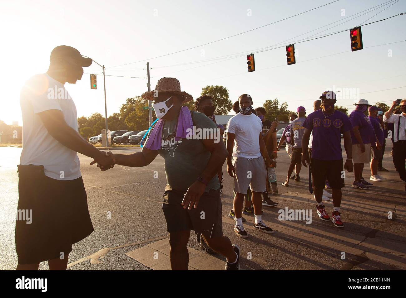 Ft Worth, TX, USA. August 2020. 9. August 2020: Eine Gruppe von Leuten geht mit Leon Reed, Jr. vom Rathaus zum Atatiana Jefferson Wandbild. Heute ist die erste Etappe Leon's 200 Meile zu Fuß von Ft Worth nach Austin, TX, um einen Brief zu liefern und seine Gedanken über die Polizeireform mit Gov zu diskutieren. Greg Abbott. Da er nicht sicher ist, wann er ankommen wird, hat er noch kein Treffen mit dem Gouverneur eingerichtet. Abbott, und er hofft, dass der Gouverneur ihn sehen wird. Leon ist seit 16 Jahren Strafverteidiger in Ft Worth und hofft, dass seine Ideen zu Veränderungen führen werden. Kredit: Leslie Spurlock/ZUMA Wire/Alamy Live Nachrichten Stockfoto
