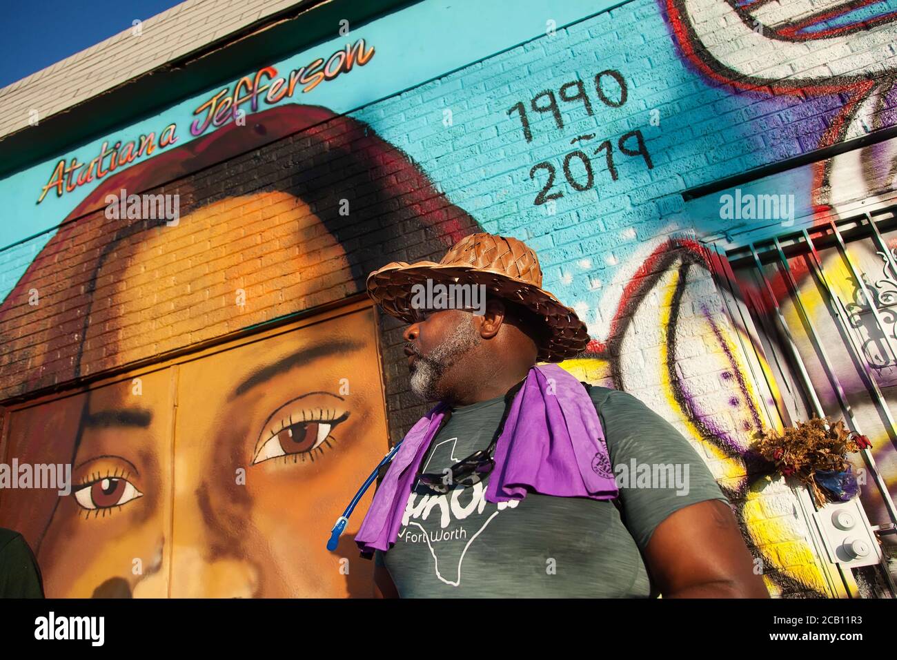 Ft Worth, TX, USA. August 2020. 9. August 2020: Leon Reed, Jr. kommt am Atatiana Jefferson Wandbild an und hält eine Rede. Heute ist die erste Etappe Leon's 200 Meile zu Fuß von Ft Worth nach Austin, TX, um einen Brief zu liefern und seine Gedanken über die Polizeireform mit Gov zu diskutieren. Greg Abbott. Da er nicht sicher ist, wann er ankommen wird, hat er noch kein Treffen mit dem Gouverneur eingerichtet. Abbott, und er hofft, dass der Gouverneur ihn sehen wird. Leon ist seit 16 Jahren Strafverteidiger in Ft Worth und hofft, dass seine Ideen zu Veränderungen führen werden. Kredit: Leslie Spurlock/ZUMA Wire/Alamy Live Nachrichten Stockfoto