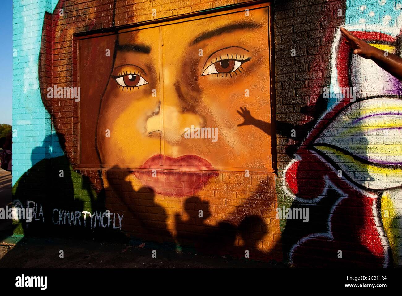 Ft Worth, TX, USA. August 2020. 9. August 2020: Leon Reed, Jr. kommt am Atatiana Jefferson Wandbild an und hält eine Rede. Heute ist die erste Etappe Leon's 200 Meile zu Fuß von Ft Worth nach Austin, TX, um einen Brief zu liefern und seine Gedanken über die Polizeireform mit Gov zu diskutieren. Greg Abbott. Da er nicht sicher ist, wann er ankommen wird, hat er noch kein Treffen mit dem Gouverneur eingerichtet. Abbott, und er hofft, dass der Gouverneur ihn sehen wird. Leon ist seit 16 Jahren Strafverteidiger in Ft Worth und hofft, dass seine Ideen zu Veränderungen führen werden. Kredit: Leslie Spurlock/ZUMA Wire/Alamy Live Nachrichten Stockfoto