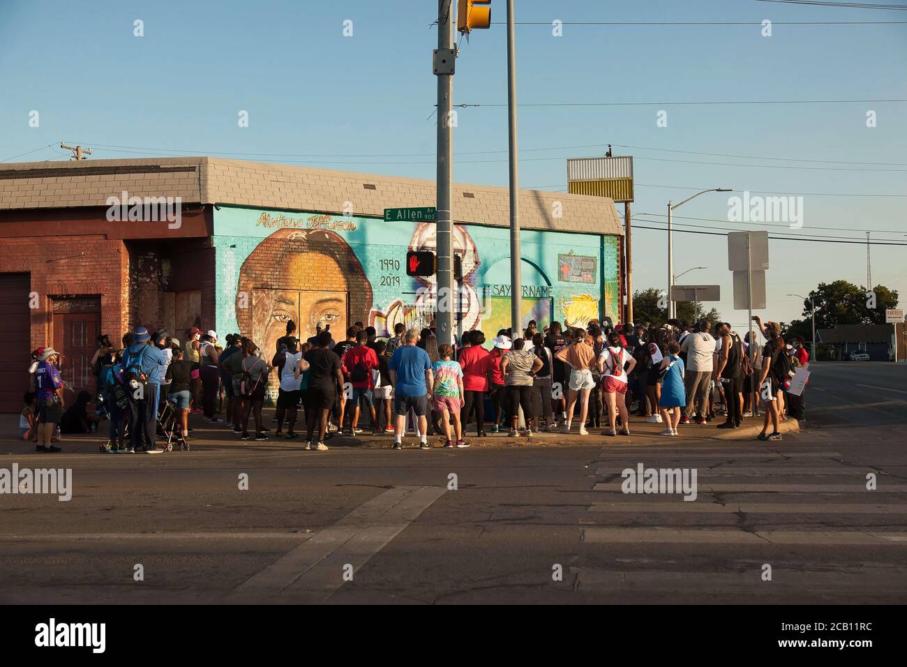 Ft Worth, TX, USA. August 2020. 9. August 2020: Leon Reed, Jr. kommt am Atatiana Jefferson Wandbild an und hält eine Rede. Heute ist die erste Etappe Leon's 200 Meile zu Fuß von Ft Worth nach Austin, TX, um einen Brief zu liefern und seine Gedanken über die Polizeireform mit Gov zu diskutieren. Greg Abbott. Da er nicht sicher ist, wann er ankommen wird, hat er noch kein Treffen mit dem Gouverneur eingerichtet. Abbott, und er hofft, dass der Gouverneur ihn sehen wird. Leon ist seit 16 Jahren Strafverteidiger in Ft Worth und hofft, dass seine Ideen zu Veränderungen führen werden. Kredit: Leslie Spurlock/ZUMA Wire/Alamy Live Nachrichten Stockfoto