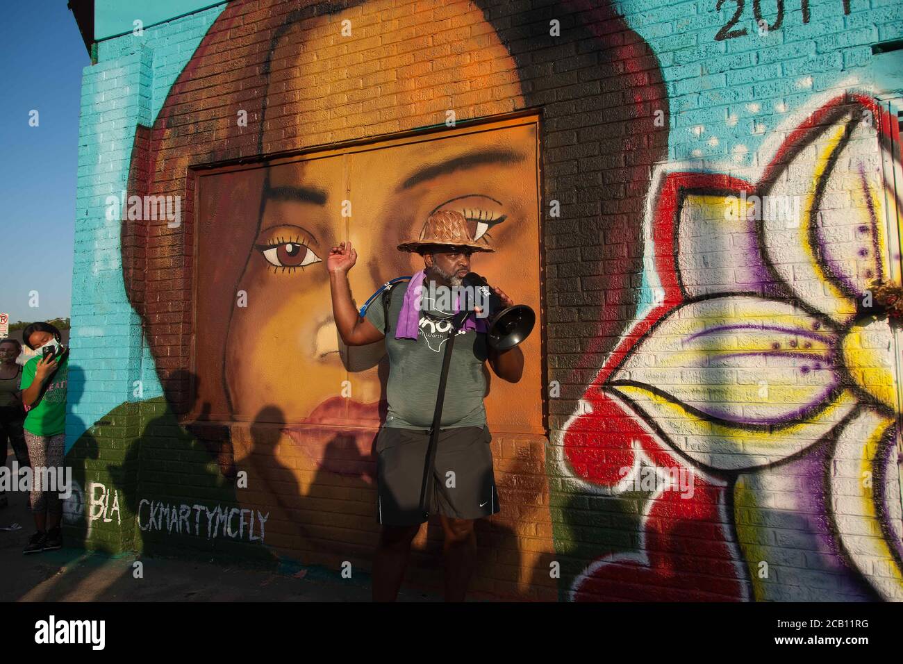 Ft Worth, TX, USA. August 2020. 9. August 2020: Leon Reed, Jr. kommt am Atatiana Jefferson Wandbild an und hält eine Rede. Heute ist die erste Etappe Leon's 200 Meile zu Fuß von Ft Worth nach Austin, TX, um einen Brief zu liefern und seine Gedanken über die Polizeireform mit Gov zu diskutieren. Greg Abbott. Da er nicht sicher ist, wann er ankommen wird, hat er noch kein Treffen mit dem Gouverneur eingerichtet. Abbott, und er hofft, dass der Gouverneur ihn sehen wird. Leon ist seit 16 Jahren Strafverteidiger in Ft Worth und hofft, dass seine Ideen zu Veränderungen führen werden. Kredit: Leslie Spurlock/ZUMA Wire/Alamy Live Nachrichten Stockfoto