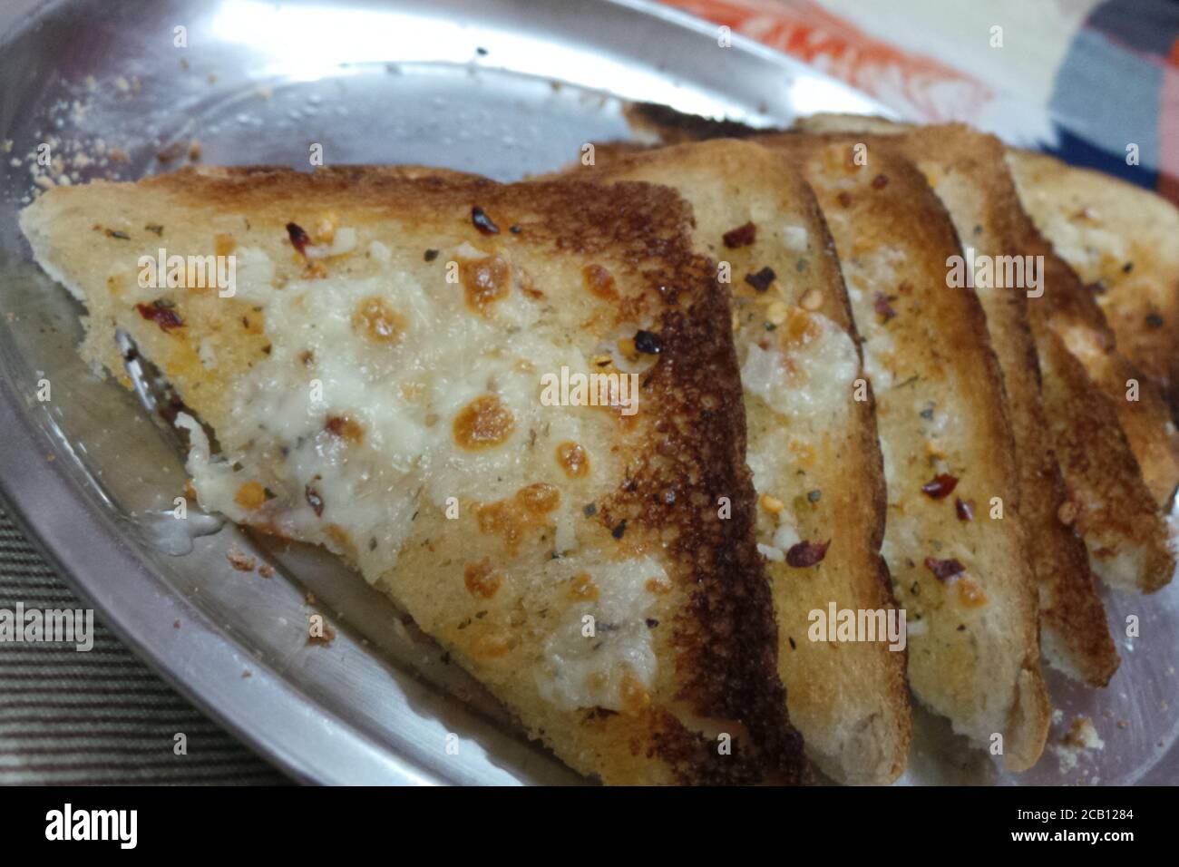 Klicken Sie auf den Link für das vollständige Rezept https://youtu.be/Pz6lsflVq5o köstliche Hausgemachtes Knoblauchbrot mit Zedernholz und Mozarella-Käse Stockfoto