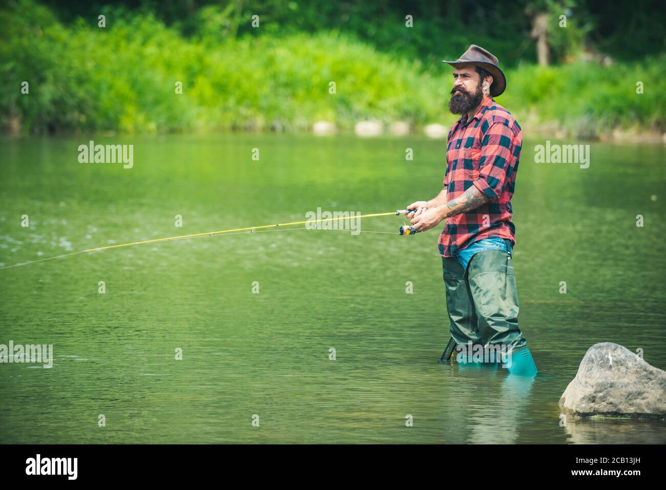 Angeln als Urlaub. Mann Angeln entspannen, während Hobby genießen. Luxus-Life-Konzept. Ich bin glücklichster Mensch. Entspannen Sie sich in der Natur. Eleganter bärtiger Mann beim Angeln Stockfoto