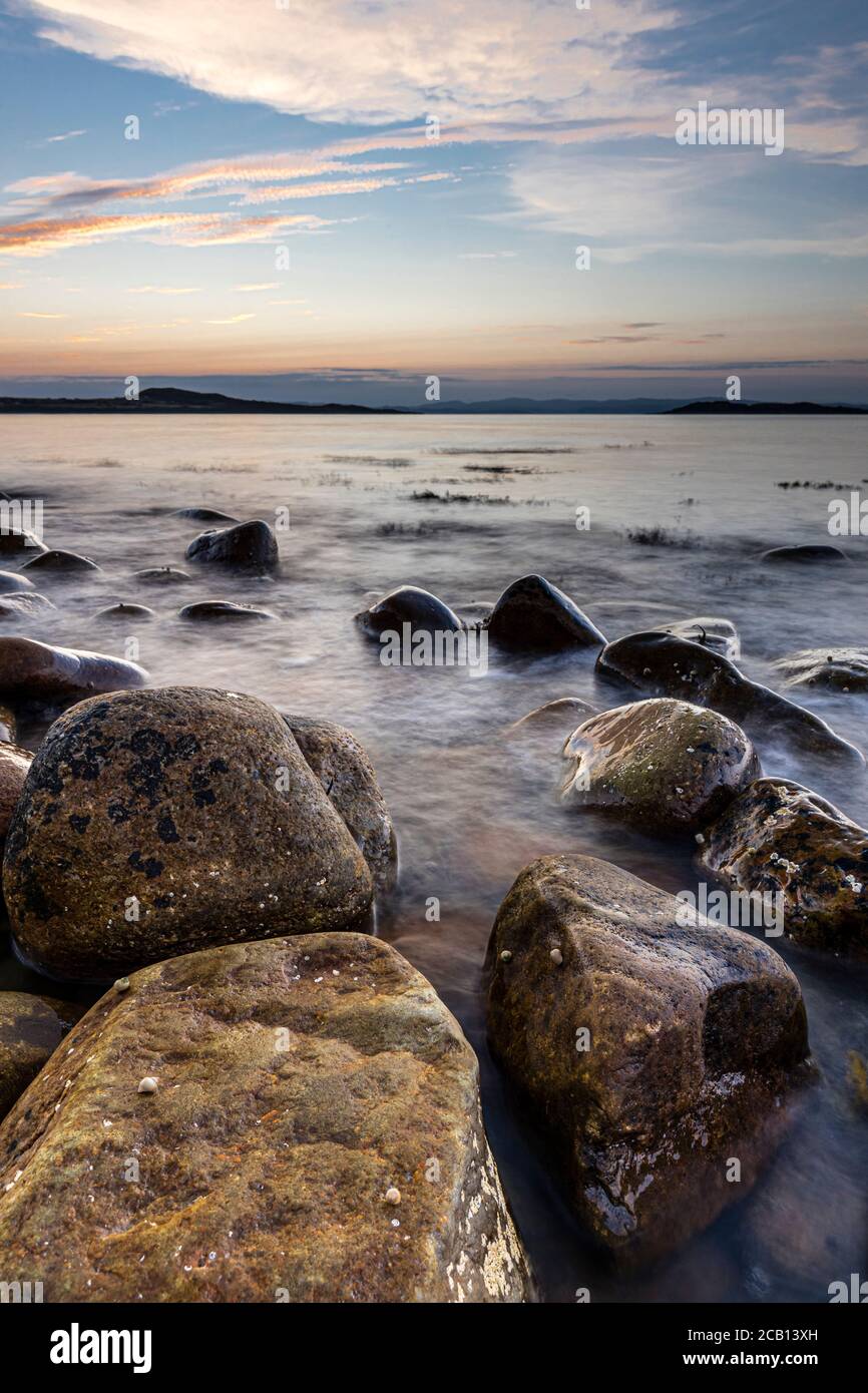 Isle of Jura, Vereinigtes Königreich. 10. August 2020 im Bild: Sonnenaufgang Blick von der Isle of Jura auf die Kintyre Peninsula. Kredit: Rich Dyson/Alamy Live Nachrichten Stockfoto