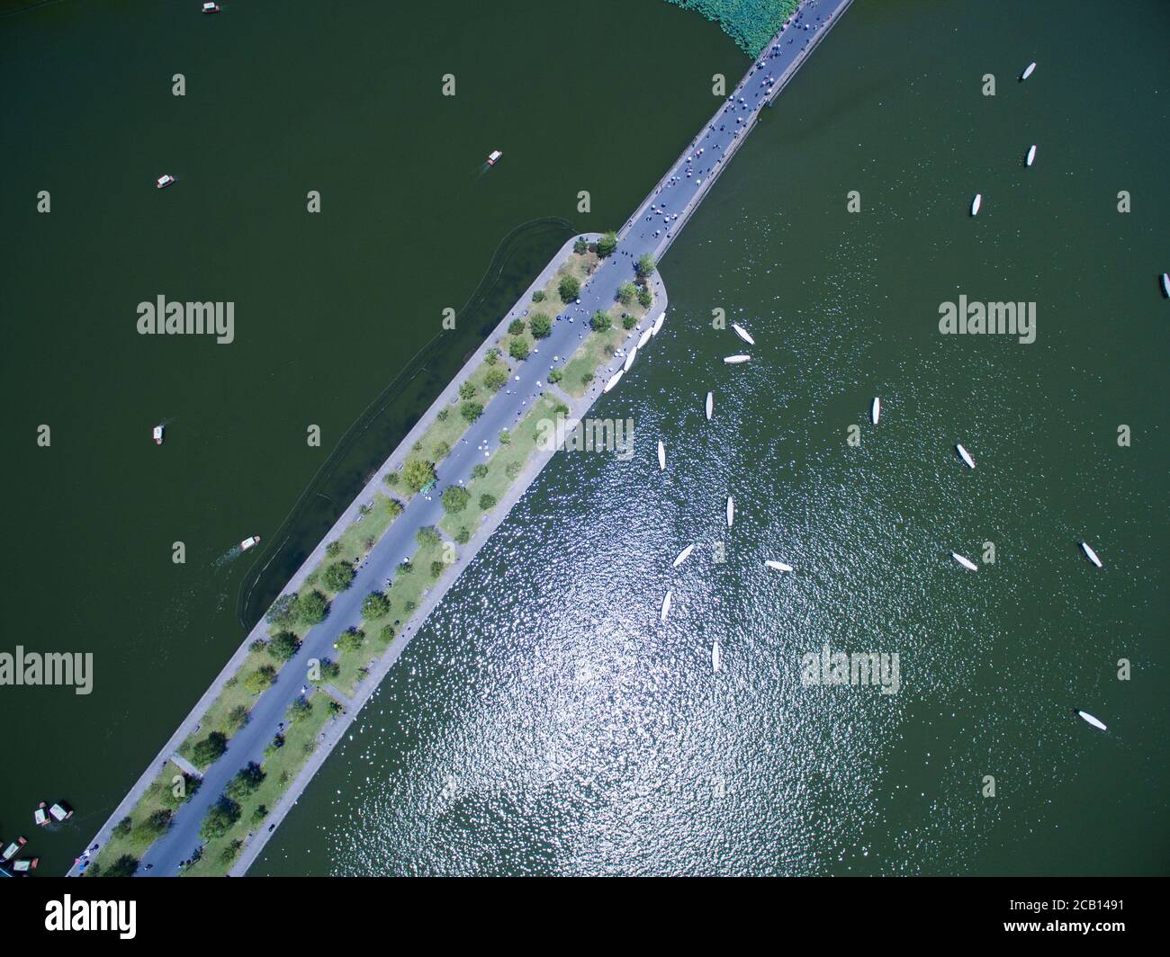 (200810) -- HANGZHOU, 10. August 2020 (Xinhua) -- Luftfoto vom 15. Juli 2018 zeigt Boote, die auf dem Westsee in Hangzhou, der ostchinesischen Provinz Zhejiang, segeln. Die West Lake Kulturlandschaft von Hangzhou, umarmt von wolkenbedeckten Hügeln auf drei Seiten und in mehrere Teile durch malerische Causeways unterteilt, präsentiert eine empfindliche Landschaft mit überlappenden Gipfeln und verstreuten Tempeln, Pagoden, Pavillons, Gärten, Zierbäumen und künstlichen Inseln, die Schönheit der Stadt Hangzhou hinzufügen. Es wurde vom Welterbekomitee in die UNESCO-Welterbeliste als Kulturgut aufgenommen Stockfoto