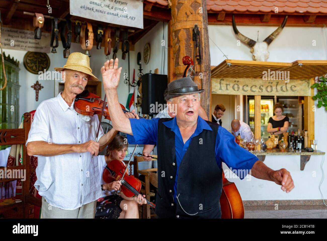 Traditionelle ungarische Hirten singen Volkslieder in einer Schäferversammlung Im ländlichen Ungarn Stockfoto