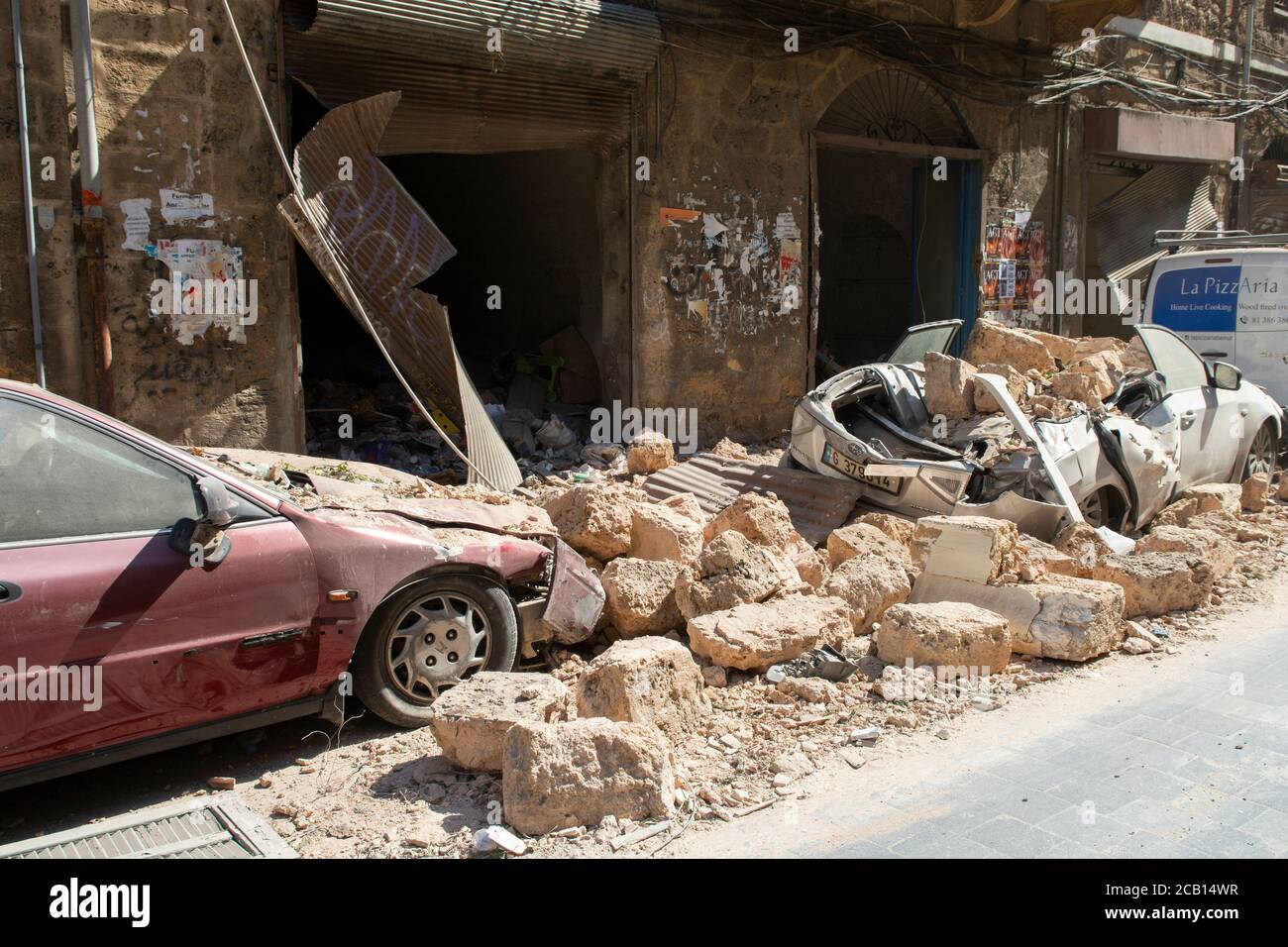Schäden durch einen gewaltigen Sprengstoff, der Beirut bei der Detonation von 2,750 Tonnen Ammoniumnitrat, der im Hafen der Stadt gelagert wurde, verwüstet hat. Stockfoto