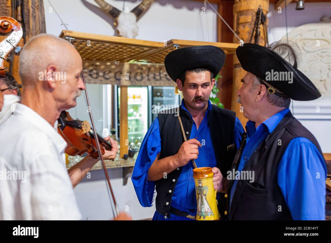 Traditionelle ungarische Hirten singen Volkslieder in einer Schäferversammlung Im ländlichen Ungarn Stockfoto