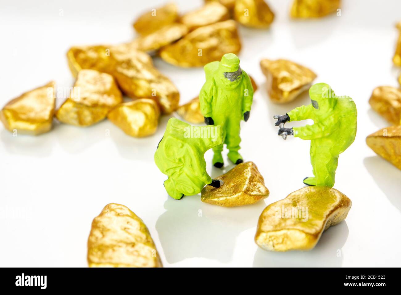 Bio Hazard Special Forces Miniaturfiguren in speziellen grünen Anzügen Eine Überprüfung, ob das Gold oder Edelmetalle ist Sichere und gute Investition Stockfoto