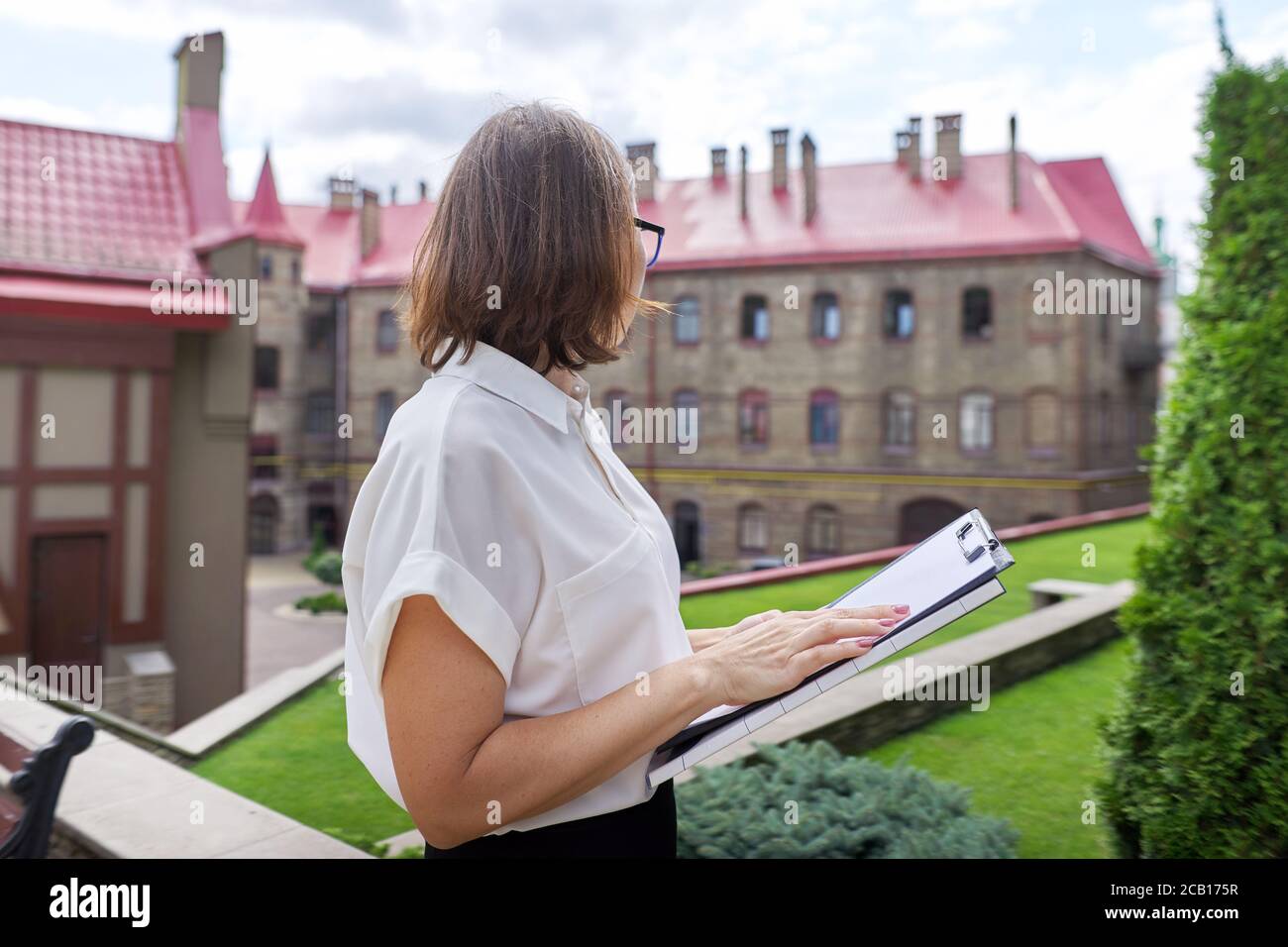 Portrait der reifen Geschäftsfrau Lehrer mit Business-Papiere Dokumente Stockfoto