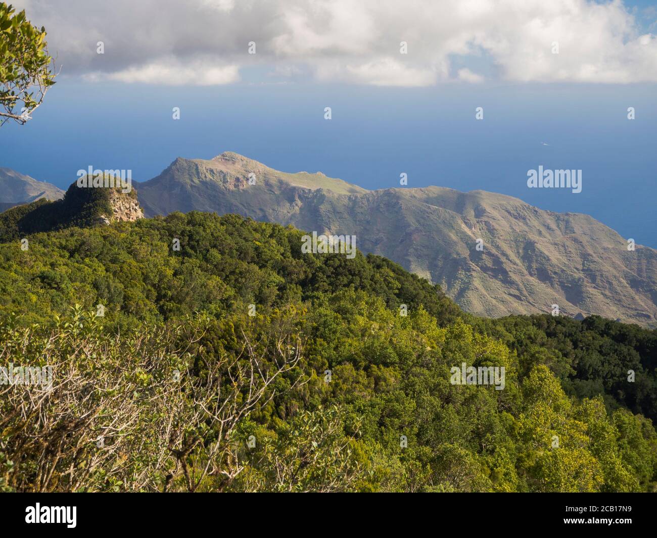 Aussichtspunkt Amogoje mit pittoresken grünen Hügeln und Buschland, scharfen Felsgipfeln und Meer in anaga Berg, teneriffa kanarische Insel spanien mit dramatischen blau Stockfoto