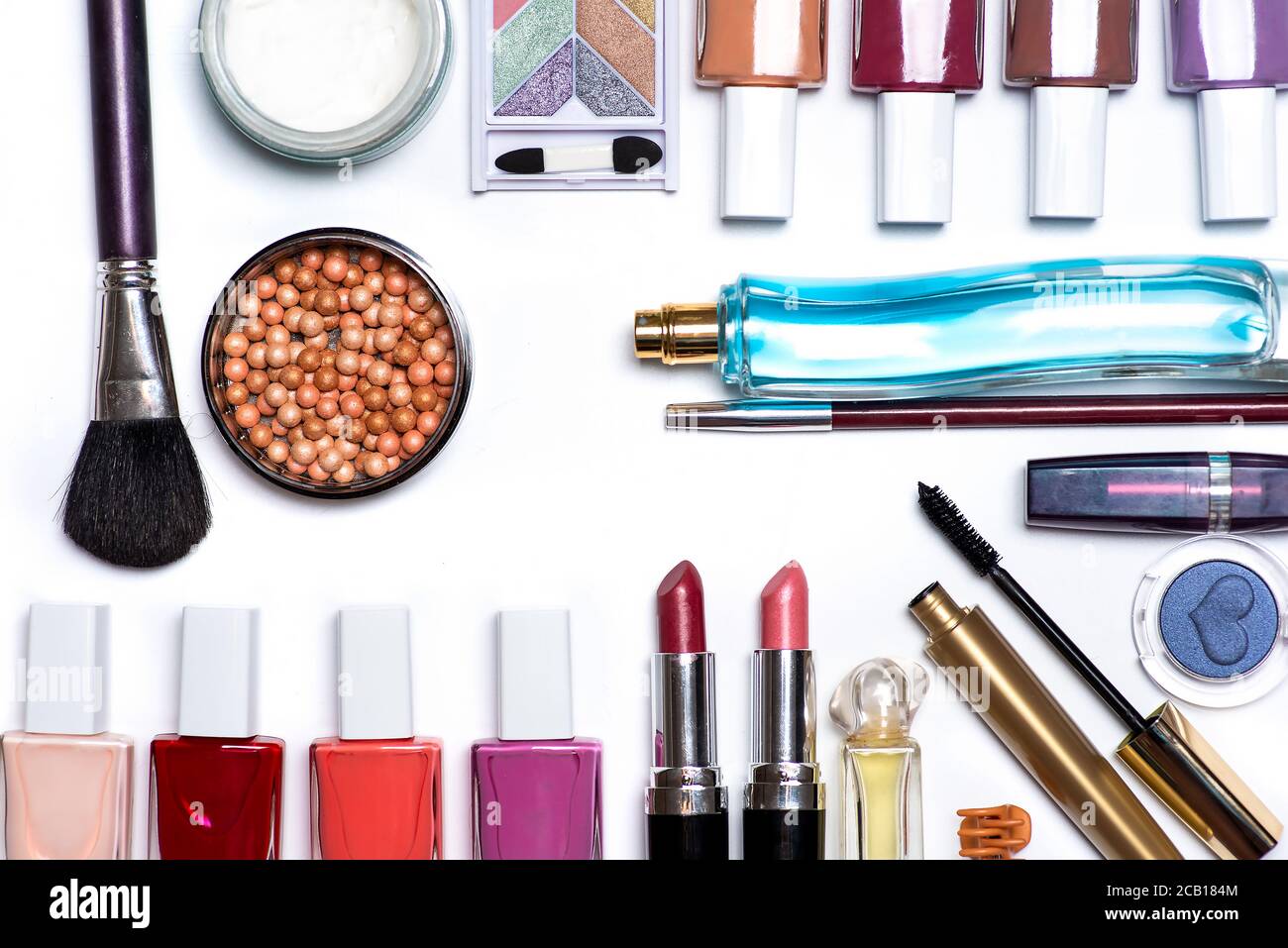Make-up und kosmetische Produkte isoliert auf weißen flachen Lay. Nagellack erröten Kugeln mit Bürsten Parfüms Lippenstift ein weiteres Zubehör Stockfoto