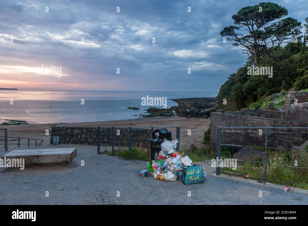 Myrtleville, Cork, Irland. August 2020. Überlaufenen Mülltonnen mit Müllsäcken zurückgelassen nach dem herrlichen Wetter über das Wochenende, die Leute zum Strand im malerischen Myrtleville, Co. Cork, Irland strömen sah. - Credit; David Creedon / Alamy Live News Stockfoto