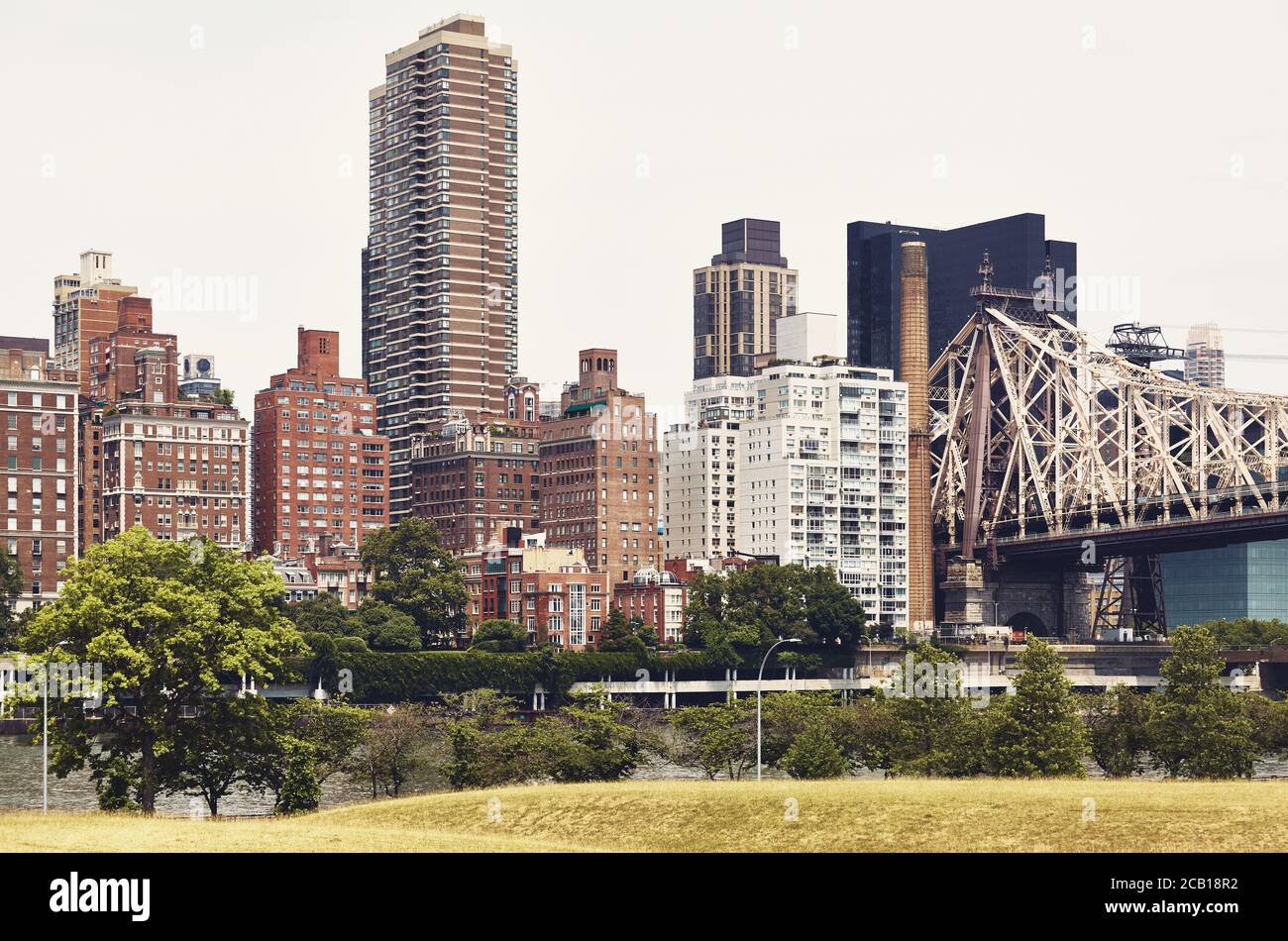 New York City East Side von Roosevelt Island aus gesehen, farbiges Bild, USA. Stockfoto