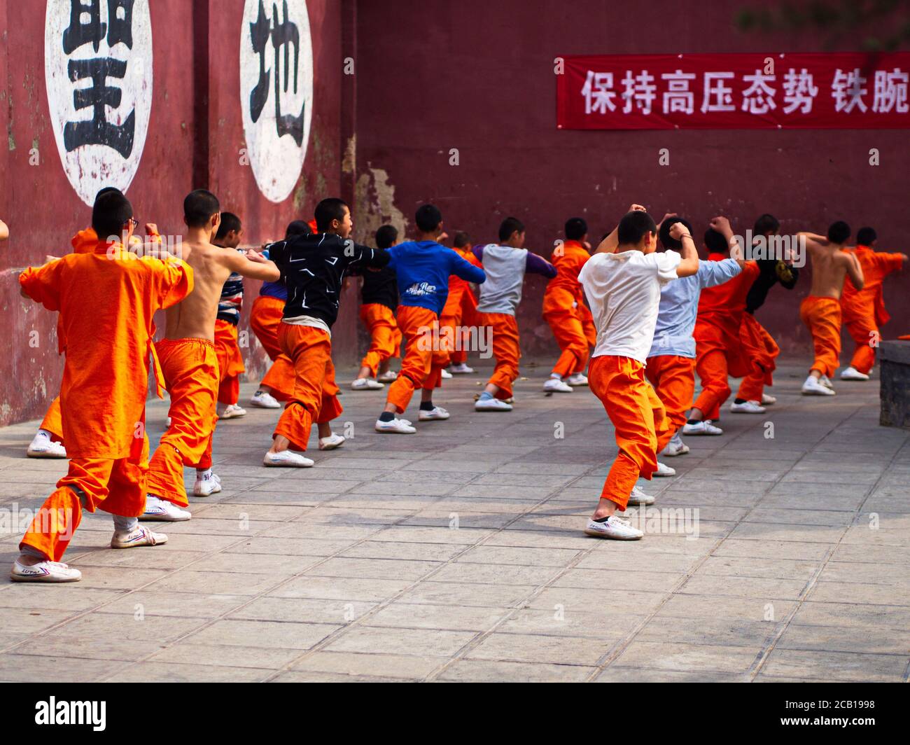 Der Shaolin-Kindermönch trainierte Kungfu im Original-Shaolin-Tempel. Stadt Dengfeng, Stadt Zhengzhou, Provinz Henan, China, 16. Oktober 2018. Stockfoto