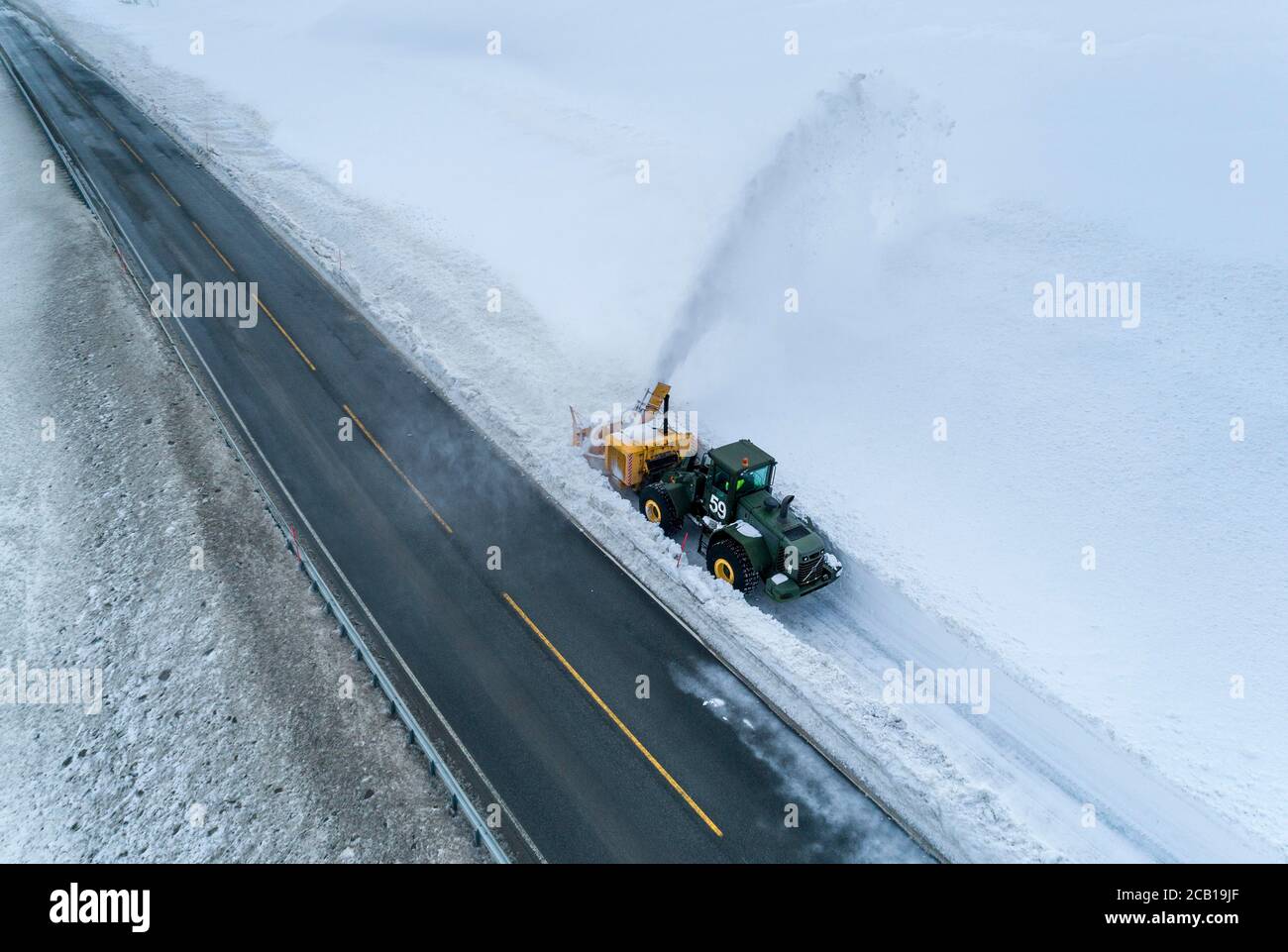 Schneefräse räumt Hauptstraße E6, Luftaufnahme, Troms, Norwegen Stockfoto