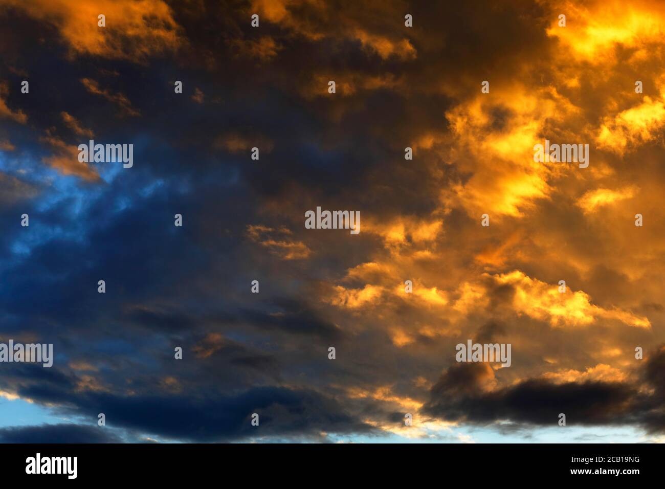 Dramatischer Wolkenhimmel bei Sonnenuntergang, Schleswig-Holstein, Deutschland Stockfoto
