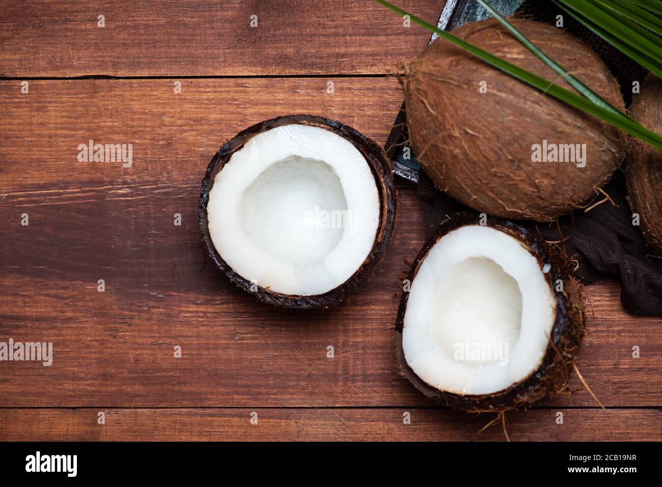 Offene Kokosnussfrüchte auf einem Holztisch Blick von oben Stockfoto