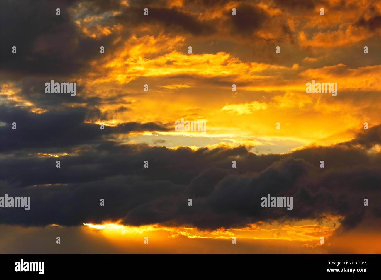 Dramatischer Wolkenhimmel bei Sonnenuntergang, Schleswig-Holstein, Deutschland Stockfoto Dramatischer Wolkenhimmel bei Sonnenuntergang, Schleswig-Holstein, Deutschland Stockfoto