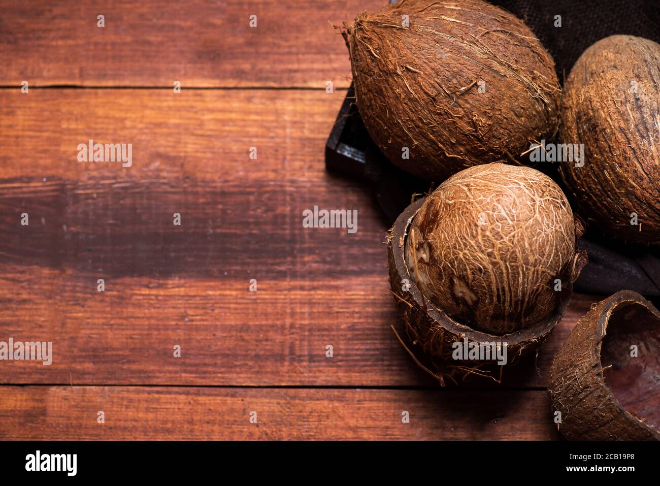 Offene Kokosnussfrüchte auf einem Holztisch Blick von oben Stockfoto